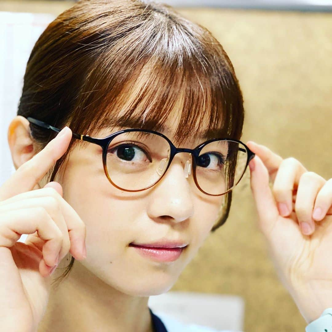 相原くるみ（西野七瀬）のインスタグラム：「メガネかけてみた。  #相原くるみ #病院薬剤師  #新人薬剤師 #新人薬剤師と繋がりたい  #メガネ女子  #虹子先輩の #意外と似合うかも  #龍ちゃんのメガネ #今度借りよう  #カルテ見るとき #メガネあるといいかな #かわいいな #メガネ #でも　#やっぱ #虹子先輩のほうが #似合ってる #しゅん  #新人薬剤師相原くるみ」