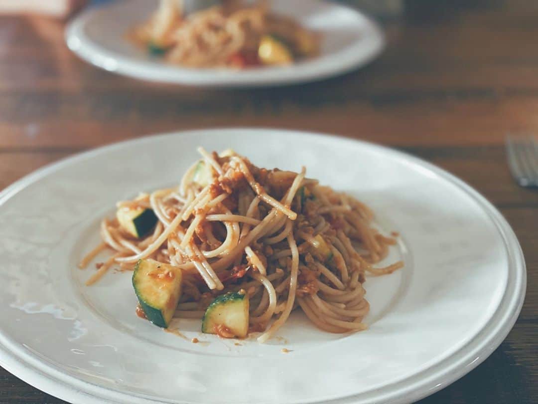 藤田敦子のインスタグラム：「ㅤ 【#blendakitchen 】 Lunch ✔︎Vegan&Glutenfree bolognese🍝 ㅤ パスタは #tinkyadapasta の玄米パスタ。 玄米と水のみで作ったこのパスタは お高めだけど常備しておくと安心。 これの白米のパスタも使ってる。 楽天ルームに載せてるので、 ストーリーズにリンク貼っておきます。 ㅤ ボロネーゼのお肉は @alishanorganic の web shopで購入した @naturli のえんどう豆ミート。 坦々麺用に作っておいた肉味噌をそのまま使いました。 ソイミートは大豆だしお腹張ることもあったり 大豆とりすぎも気になって最近控えてたりも。 ただ、材料がシンプルな方がいいからなぁ、とか 考えつつ、どちらも使っている次第です。 ㅤ きのこと玉ねぎをみじん切りして、肉味噌入れて トマト、無添加ケチャップ&ウスターソース @mother_inc のベジストック、 味噌汁用に作ってある、干し野菜から取った お出汁、ズッキーニなどなど入れて ぐつぐつしたら、めちゃんこ美味しいのできた。 忘れる前にメモメモ🗒✍️」