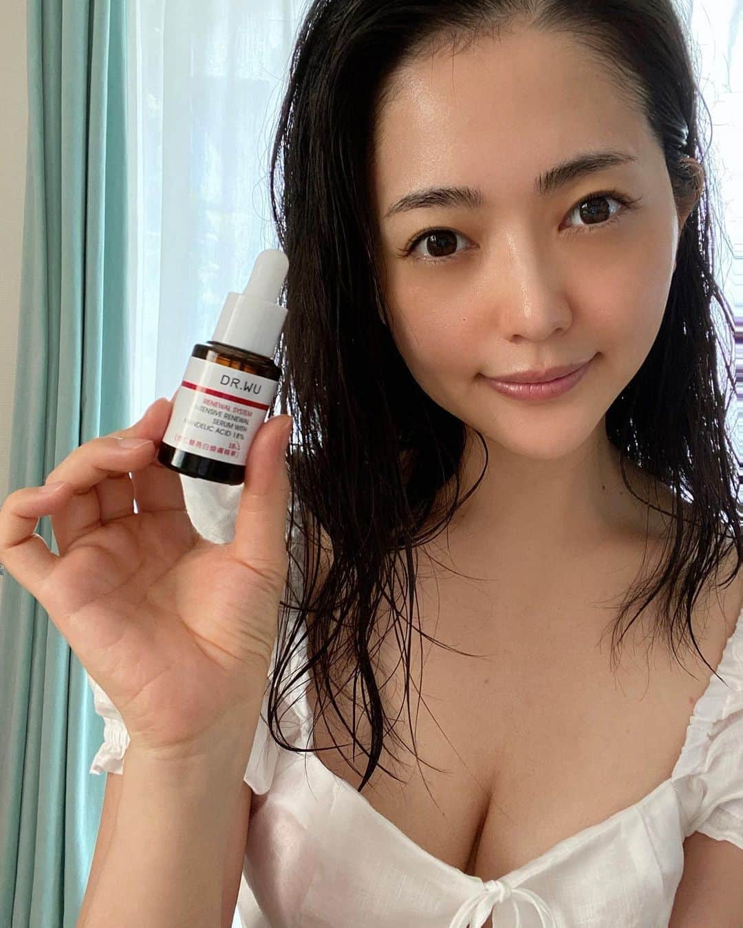 山口愛実のインスタグラム：「台湾生まれのドクターズコスメDR.WUの美容液 マンデリック　リニューアル18%セラムを使用して1か月経ちました。  効果が実感出来たのでレポします。 肌の汚れや古い角質による気になる毛穴へのスペシャルケア、マンデル酸（杏仁酸）とゆう整肌成分が敏感肌でも使用出来る高機能、低刺激で効果を発揮。  私は週に2.3回夜の洗顔後に使用しましたが若干つけた後にピリっとするもののピーリング系によくある皮膚の剥けなどはまったくなくヌルっとどちらかとゆうと弱く弱く溶けるイメージでした。 最初の1週間はあまり変化をかんじませんでしたが 2週目以降は肌の艶が増して毛穴の 凸凹が滑らかににり全体的にトーンアップしたと個人的にはかんじました。  よく台湾のおばあちゃんが肌に困ったら杏仁を取れって言ってたけど 食べるだけじゃなく塗っても肌に良いとは杏仁おそるべし！　  気に入ったので引き続きしばらく使用してみたいと思います。  #drwu #ドクターウー #モニター #美肌 #アラフォー #美容 #すっぴん #ノーメイク #毛穴ケア  #アンチエイジング #スキンケア #美容好きさんとつながりたい   drwu.jp」