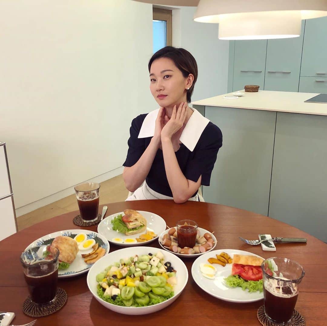 チャン・ユンジュのインスタグラム：「오늘은 집에서 촬영 중.  새로 이사한 집에서. 나의 가장 오랜 친구들과 함께. 🥰❤️👏🏻 #요리솜씨발휘ㅋ」