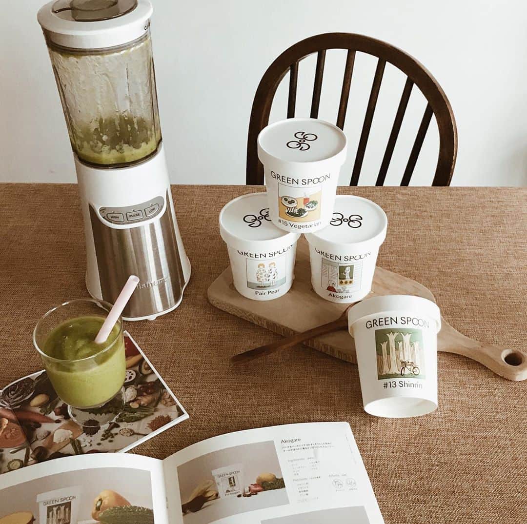yuiのインスタグラム：「smoothie life . 今朝は @greenspoonjp さまのスムージーを🥑🍹 カラダのお悩みに合わせて今必要な野菜やフルーツを毎月届けてくれるサブスクです。 カップの具材と水or牛乳or豆乳をミキサーで混ぜるのみ。 種類もいろいろでパッケージがどれもおしゃれです◎ 猛暑な日々の中、涼と潤いと栄養を一度に手軽に補えるのはありがたいし🙊ついでに小腹も少し満たしてくれるのも👌🏻 思ったほど野菜の苦味などはあまり感じず、お味もちゃんとおいしいです♪」