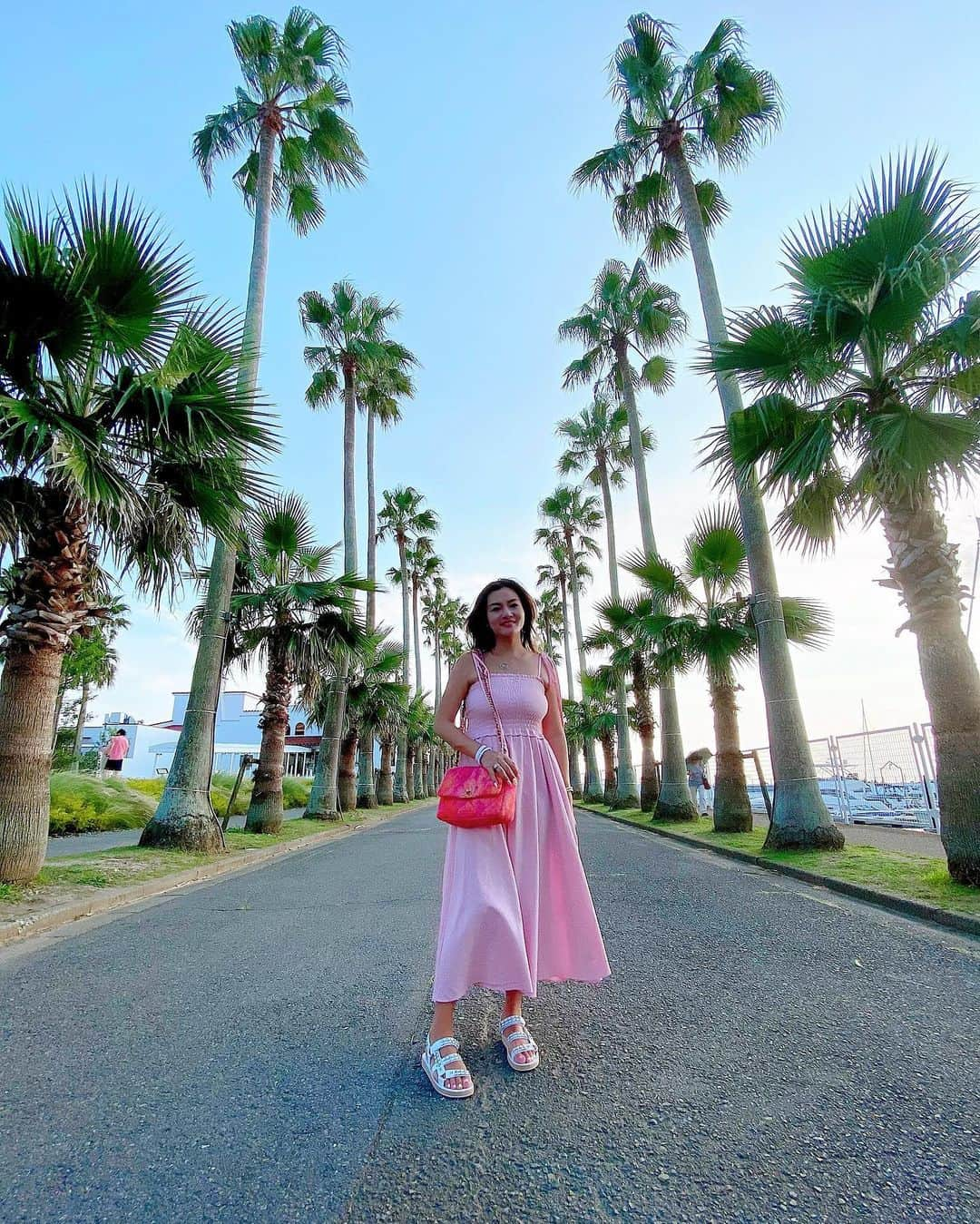 福王寺彩野さんのインスタグラム写真 - (福王寺彩野Instagram)「昨日のコーディネート💖 夏はほとんど毎日ワンピ❣️ リゾートでは特に👗💕 dress: @bordersatbalcony_official  bag&sandal: @chanelofficial  jewelry: @ahkah_official  ジュエリーはまた寄りを載せます🌙✨ #ootd #dress #bordersatbalcony #chanel #AHKAH #summerdress #zushimarina #夏コーディネート #ママコーデ #逗子マリーナ 📸 @teruakifukuoji」8月19日 13時29分 - ayano_fukuoji