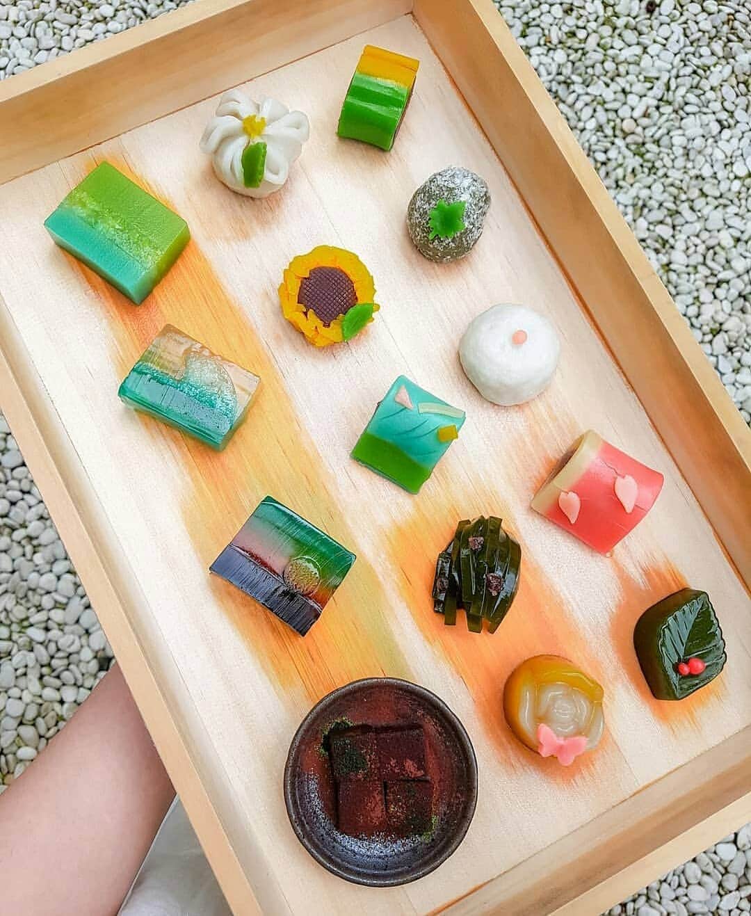 のインスタグラム：「Hi beautiful people, choose your favorite wagashi from this box and we Will deliver it to your table . Please feel free to visit us. Have a nice day 😊🌞 #toirowagashi   Lovely photos from @jane.felicia 🙏」