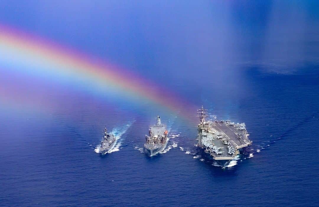 海上自衛隊さんのインスタグラム写真 - (海上自衛隊Instagram)「～Over the rainbow～ 護衛艦「いかづち」が、米海軍空母「ロナルド・レーガン」などと訓練中に、大きな虹が出現しました。虹はラッキーサイン、幸せの兆しと言われているようです。現在、コロナ禍にありますが、近い将来、皆様に幸せが訪れますように。 #海上自衛隊　 #JMSDF  #虹  #rainbow  #いかづち  #雷  #RonaldReagan  #LuckySign #君に見せたい景色がある #海自はいいぞ  #ラッキー」8月19日 13時33分 - jmsdf_pr