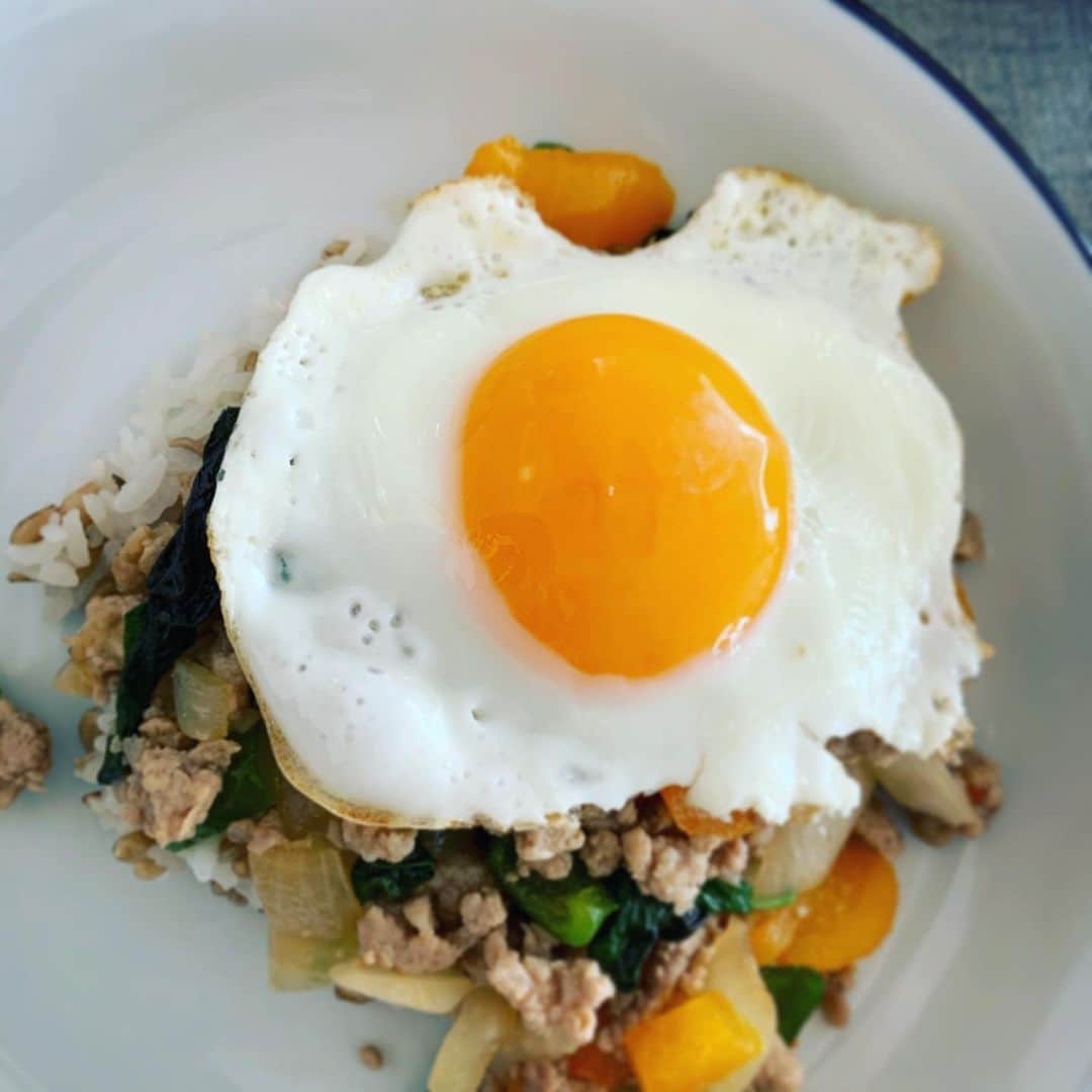 三森すずこのインスタグラム：「しっかりお盆太りした…！笑 外食多かったからね💦 久々の #mimomeals はお得意のガパオライス♪ご飯はスーパー大麦入り♪暑い時は暑い国の料理食べて元気に過ごそうねー👍✨✨✨」