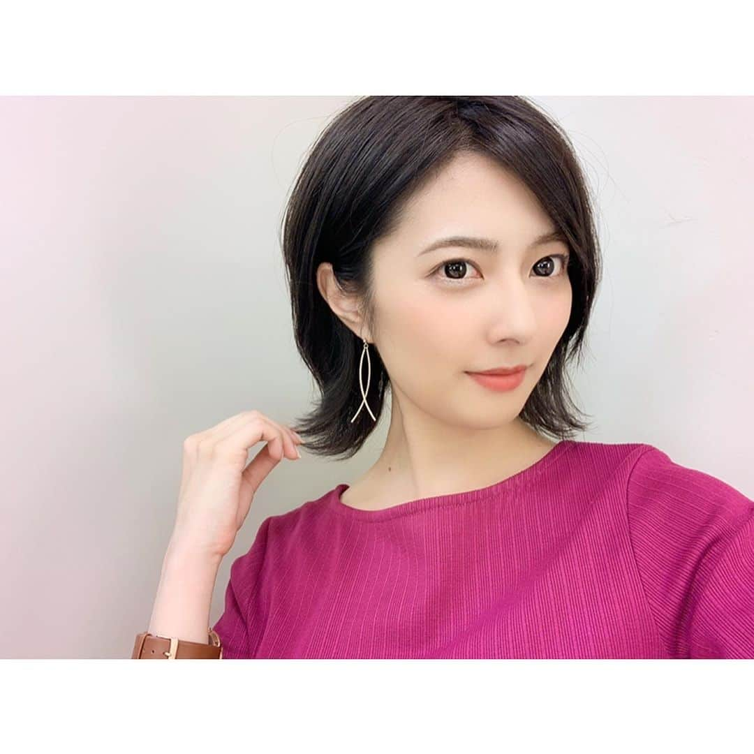 林田雪菜さんのインスタグラム写真 - (林田雪菜Instagram)「先日 あまり長さは変えずに髪の量を減らして カラーしました☻ 夏、髪伸ばしてると暑すぎて💦  この長さって肩についてハネるから  ここ乗り越えるの大変と思ってたけど 今は外ハネさせるスタイルが流行ってるから良いよねー✨ 私は髪の量も多いので段を入れて表面軽くして扱いやすくしてます🙆‍♀️ とりあえず頑張って鎖骨あたりまでは伸ばせそう👏 そしてアンケート結果 前髪あり派が断然多かったので すこーしだけ前髪作りました😂 でも結局暑くてかきあげちゃうんだけど。笑  カラーは安定のイルミナスターダスト✨ 暗めだけどハイライトを入れてるので ベタッとならず動きのある感じにデザインしてもらってます🥺 いつもありがとうございます❤️  #カット#カラー#newwavetete#下通店#下TETE#イルミナスターダスト#紫寄りのグレー#暗めだけど#透明感#外ハネ#前髪も少し切ってもらったよ#カットは米満さん#カラーは升田さん#ありがとうございました✨」8月19日 13時49分 - hayashidayukina