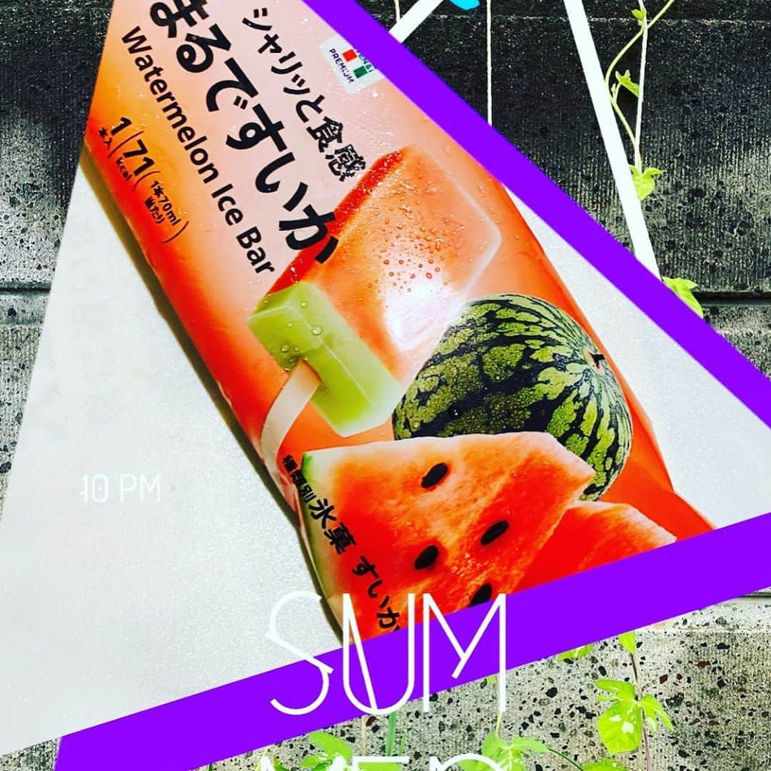 魔女菅原さんのインスタグラム写真 - (魔女菅原Instagram)「暑いですねー😵 セブンイレブンで見つけたアイスで涼を取ります。朝顔が萎れてるけど、水やりは夕方まで待ちます。  #アイス　#コンビニアイス #シャリッと食感まるですいか  #暑い日のライフハック」8月19日 13時46分 - hatsuyosugawara