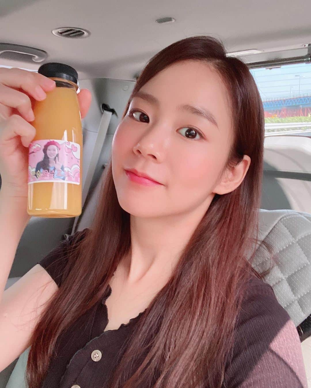 のインスタグラム：「오늘 지인짜 오랜만에 컬투쇼 녹음하고 왔어요!!! 저도 오랜만에 팬분들 마스크 끼고서라도 만날 생각에 기대하고 있었는데 이놈의 코로나...이와중에 서포트까지 너무 감사하니까 너무 미안해요  방송은 금요일 3시부터! 컬투쇼입니다! 꼭 건강하게 만나요!!!」