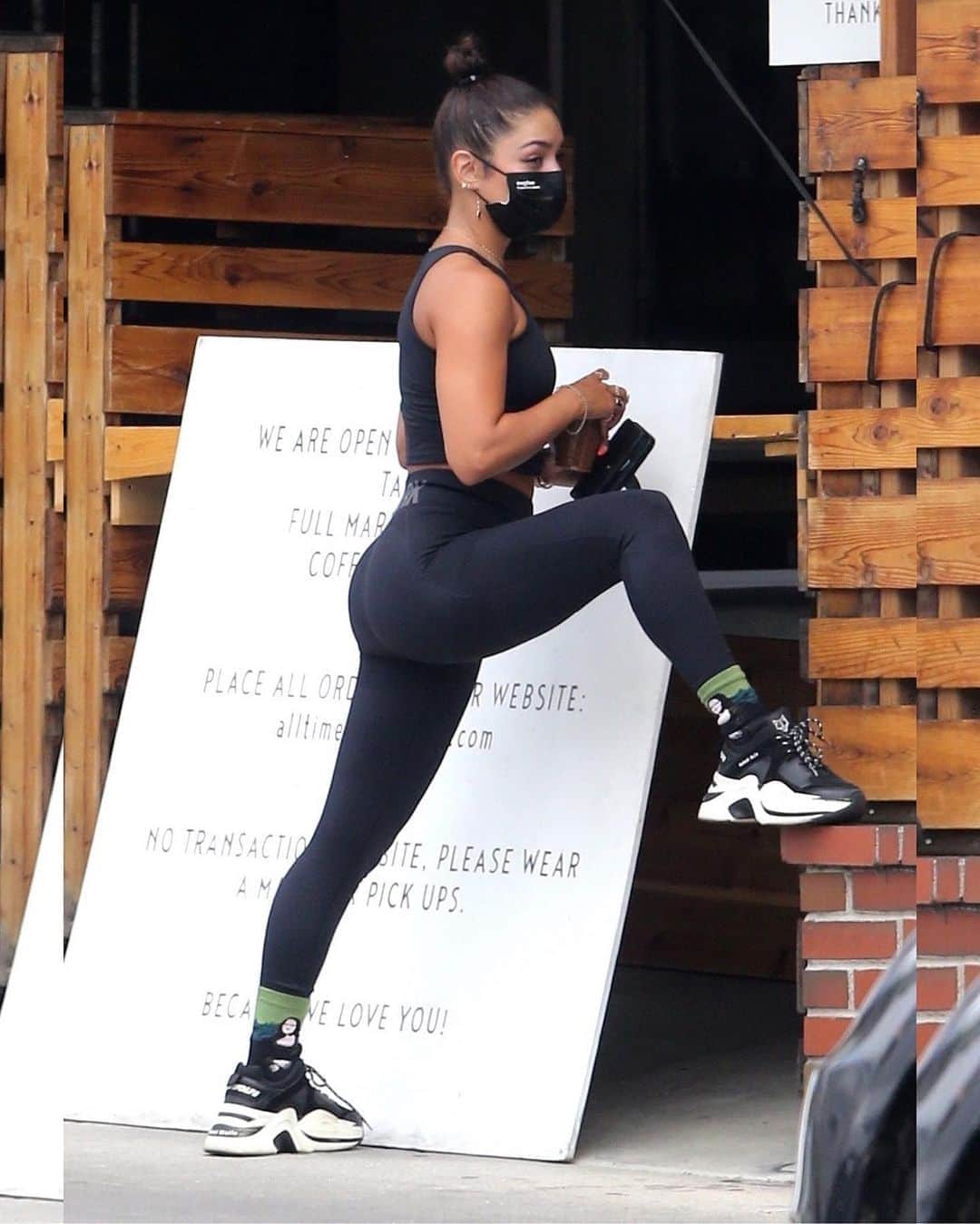 Just Jaredさんのインスタグラム写真 - (Just JaredInstagram)「Vanessa Hudgens stretches her legs and revealed how much those workout classes pay off while out in LA picking up some food to go #VanessaHudgens Photos: Backgrid」8月19日 13時58分 - justjared