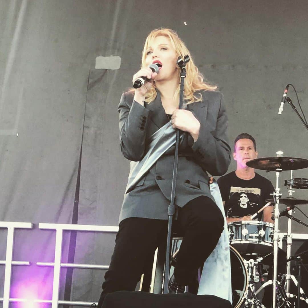 scottlippsさんのインスタグラム写真 - (scottlippsInstagram)「1 year ago today, we rocked @yoladia @courtneylove and the rest of our crew @roddybottum @nader_kheirbek and Clint, remember concerts? I hope we get to experience this rush one day soon again, I miss it lots as I’m sure we all do.. was a fun day with @theestallion @lykkeli @catpowerofficial and so much more #courtneylove #yoladia」8月19日 13時52分 - scottlipps
