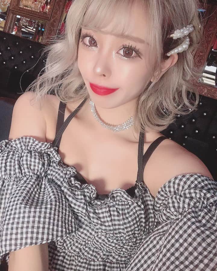 あんじゅのインスタグラム：「♡ ． 今日も久しぶりの演目があるの( ˙³˙ )💓 . 昨日はお休みでダラダラしてしまったので 美容院行ってトリートメントしてきます🧸🤍 . LINEクーポンも出てるので遊びに来てね🕊 𓈒 𓂂𓏸 ． ．  #Burlesque #バーレスク #バーレスク東京 #大阪 #バーレスク大阪 #北新地 #ミナミ #キャバ嬢 #ホスト #歌舞伎町 #ダンサー #Japanesegirl #自発ください  #ギャルメイク #グラビア  #金髪ボブ #ギャル #加工厨 #ジャニオタ #スレンダー #エロ可愛い #ビキニギャル #撮影会 #雰囲気好きな人いいね #自撮り界隈  #1mmでもいいなと思ったらいいね #被写体  #ハイトーンボブ #オフショルビキニ #水着美女」