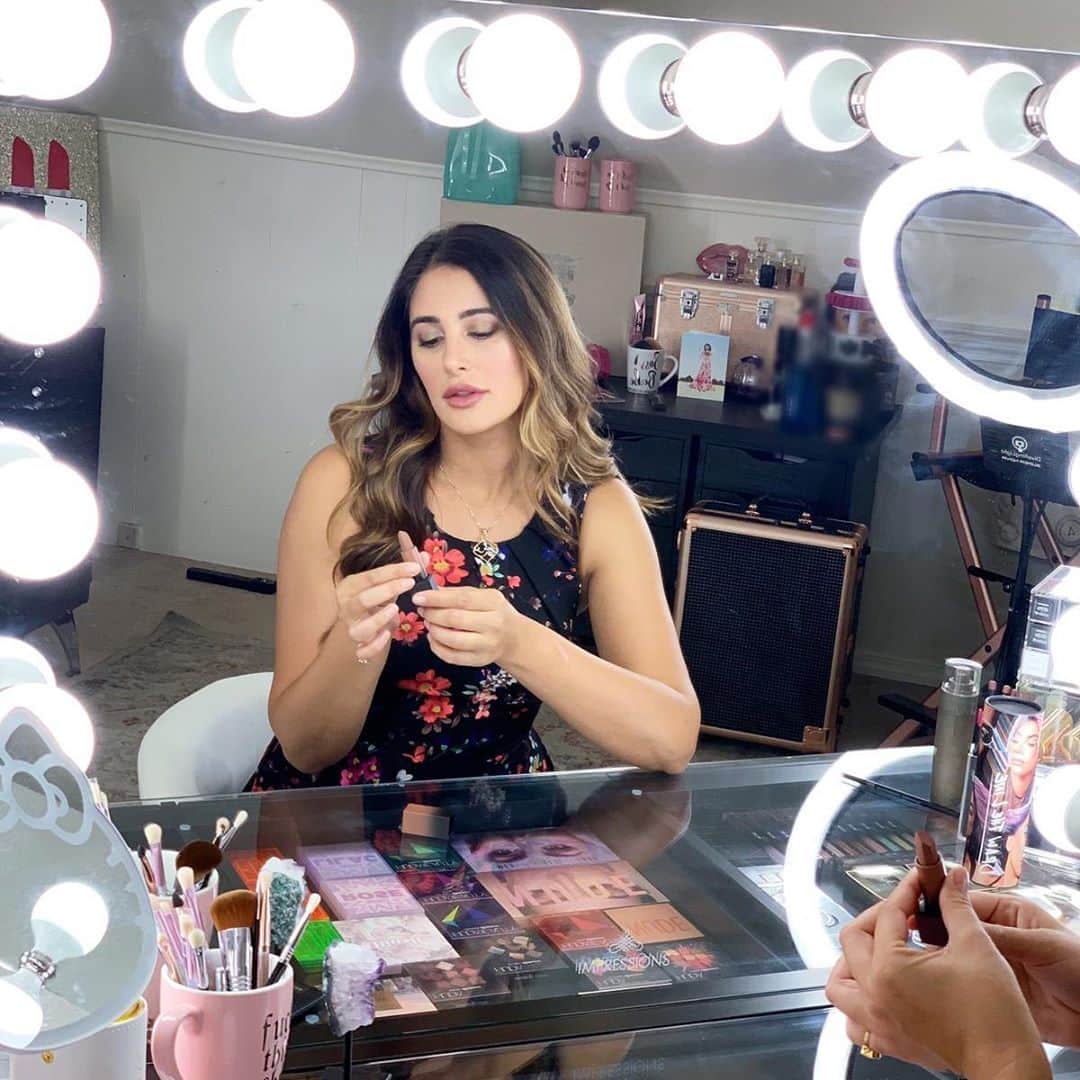 Nargis Fakhri さんのインスタグラム写真 - (Nargis Fakhri Instagram)「Never compromise on lighting.  . Mua & Hair @malihajkhan  .  @impressionsvanity  . . . . . . #lights #camera #action #beauty #impressionsvanity #vanity #beautiful #makeup #wakeupandmakeup #mirrorselfie #mirrormirroronthewall #fabulous」8月19日 14時15分 - nargisfakhri