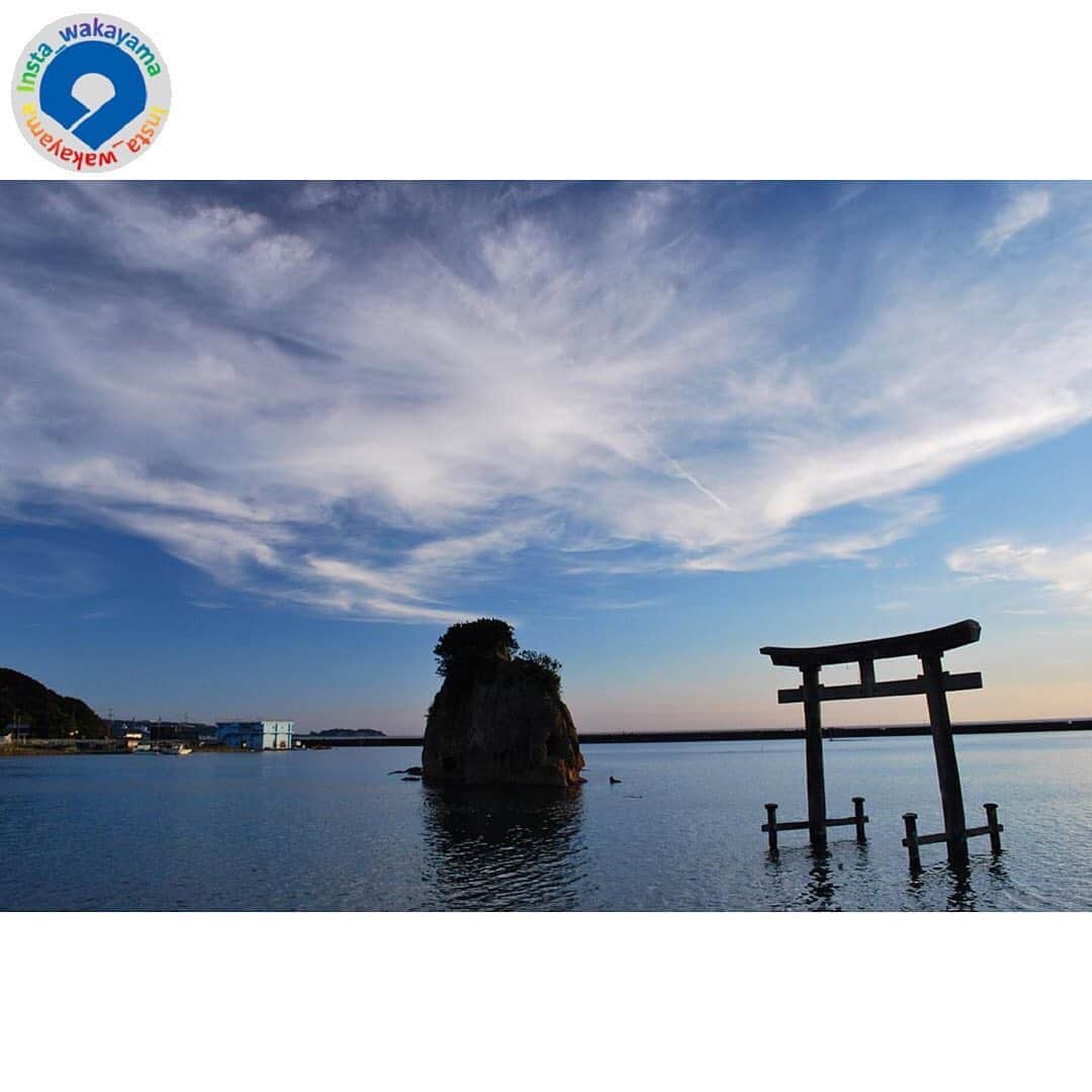 のインスタグラム：「Insta_Wakayamaでは、皆さんがハッシュタグをつけて投稿してくださった写真から、素敵な写真をご紹介させていただきます！ 本日のピックアップは @m_t1005 さんのお写真です☆ ハッシュタグのご利用ありがとうございますm(_ _)m . こちらは、田辺市の天神崎にある鳥居⛩のお写真ですね😊✨ 綺麗なグラデーションの空と、静かな海🌊の上に建つ鳥居が一枚に収められており、なんとも幻想的です😲❗️ 　昔、鳥居のそばの田所島に祀られていた神社のお社が台風で壊れたため、お社は大正時代に向かいの元嶋に移動されたのですが、その時に鳥居が取り残されたそうです🧐 　広島県の厳島神社を思わせるような神秘的なスポットですね✨✨和歌山にもそのようなスポットがあったとは驚きです🎶☺️🎶 . 和歌山に関する投稿には「 #insta_wakayama 」のハッシュタグをつけてください★ 和歌山の魅力を皆さんで発信していきましょう！ ハッシュタグをつけると同時に、写真の場所の記載・位置情報の登録もお願いします🎵 なお、お写真を撮影される際は感染対策を十分に行ってくださいね。 . #鳥居　#田所島 #元嶋神社　#天神崎　#田辺市　#和歌山県 #和歌山 #torii #shrine #tenjinzaki #tanabe #insta_wakayama #wakayamagram #wakayama #instameet_wakayama #nagomi_wakayama #visitwakayama #retrip_news #japan #なんて素敵な和歌山なんでしょう」