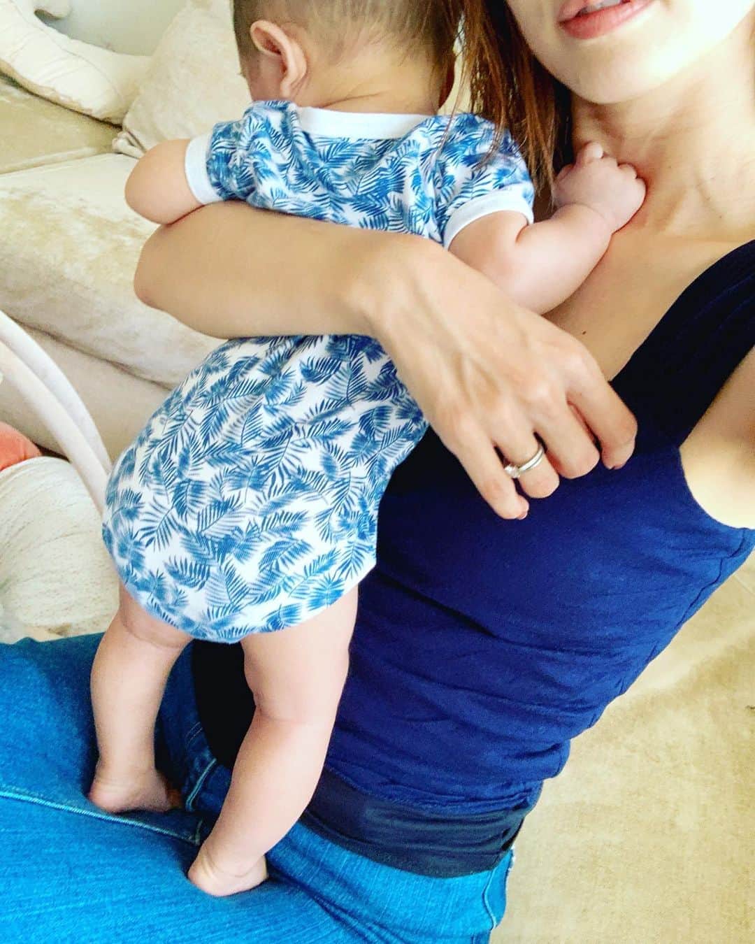 安田美沙子さんのインスタグラム写真 - (安田美沙子Instagram)「最近かあちゃんは、産後の抜け毛がすごいです。2人目の方が。。。 段々毛量が減って来た気がする😭 ので分け目を変えてみた。 . . . くんくん。頭のにおいがたまらない。 . . . #baby #5months #love #greed #tops #プリケツ」8月19日 14時22分 - yasuda_misako