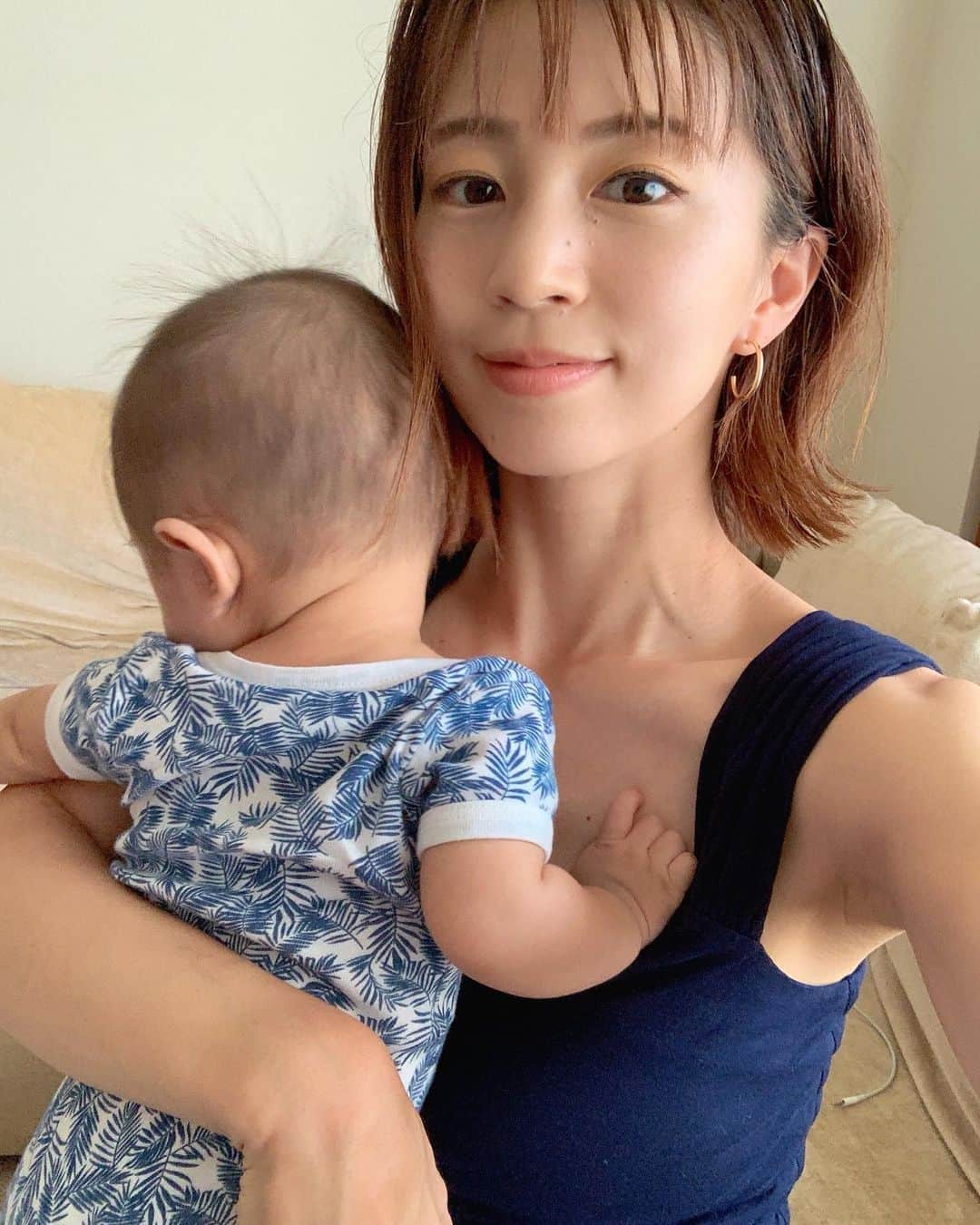 のインスタグラム：「最近かあちゃんは、産後の抜け毛がすごいです。2人目の方が。。。 段々毛量が減って来た気がする😭 ので分け目を変えてみた。 . . . くんくん。頭のにおいがたまらない。 . . . #baby #5months #love #greed #tops #プリケツ」