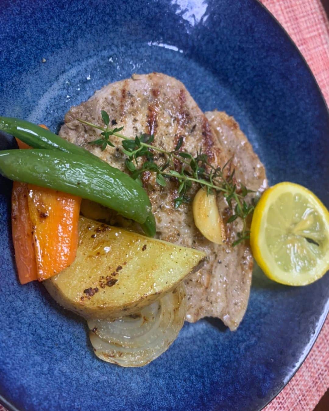 のインスタグラム：「いつかのお家ご飯🥩   #お家時間」