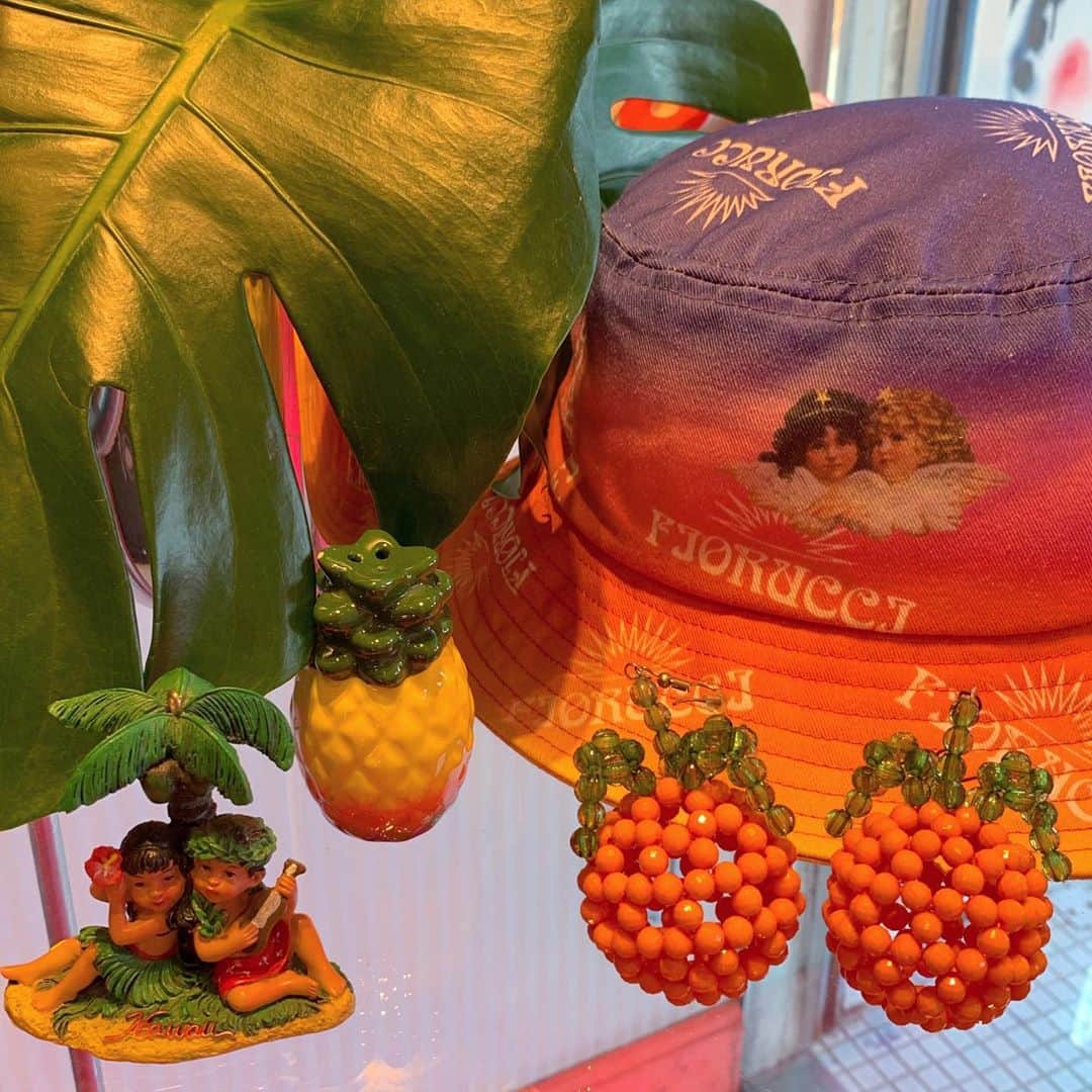 のインスタグラム：「🌊🌞tropical summer 🔥🌴 @fiorucci bucket hat 🌈✨ available now in stores & online 🍧💝」