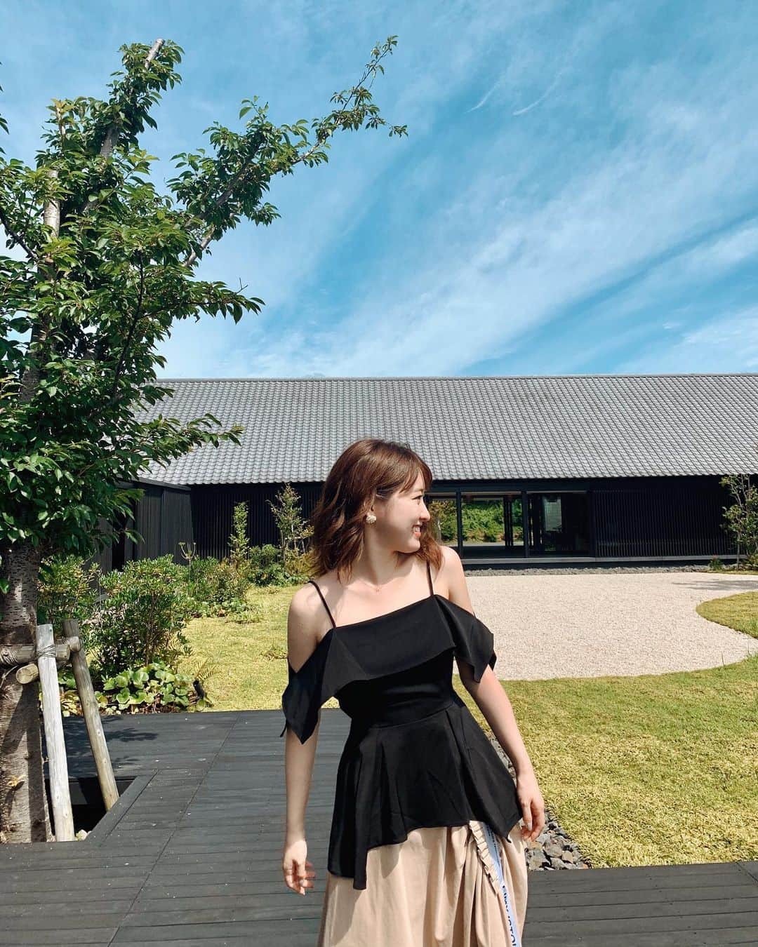 大野愛友佳のインスタグラム：「アマネムの写真がまだたくさん🌞 . 今季はアマネムにいけたことが1番の思い出かなぁ 実は梅雨の時期に行ったんだけど、ここまで晴れてくれて..◎ . それにずっと行きたいって言ってたら 有言実行できて運命かんじた☺️ . . 宿は和テイストなのに プールではビーチスタイルも合って 広ーいお庭ではカジュアルも着れて 食事はドレッシーにもなれて、 ファッションも楽しめたのがよかった♡ . ブラックのトップスは形がかわいくて、おきにいり。 華奢見えするラインがきれいなの◎ tops @chicwish @chicwish.japan  skirt @eimyistoire_official  . . #アマネム#伊勢志摩旅行#三重県旅行#インフィニティプール#高級旅館##旅行コーデ#国内旅行好き#華奢見え#ブラックコーデ#肌見せコーデ#朝食が美味しいホテル#景色が綺麗#和モダン#amanemu#iseshima#chicwish#chicwishjapan#eimyistoire#coordinate#japanesetrip」