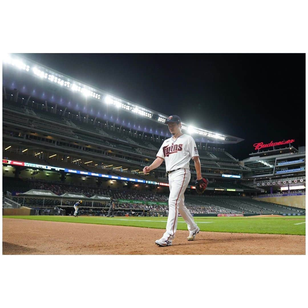 前田健太さんのインスタグラム写真 - (前田健太Instagram)「Throwing a no hitter isn’t easy!  I’m glad to set a new franchise record of 8 consecutive strikeouts and be part of Twins history!  ノーヒットノーラン 9回の先頭打者にヒットを打たれ逃しました。 仕方ないです。笑  8者連続三振 ツインズの球団記録を塗り替える事が出来ました。 このチームの歴史に自分の名前が残る事をとても嬉しく、誇りに思います！ 最後にチーム勝ったし いい1日になりました！！ ご声援してくれた方々 ありがとうございました！！ #twins #win #ノーヒットノーラン逃す #9回で打たれたの #2回目かな #ただピッチング内容は #よかった #またご声援よろしくお願いします」8月19日 14時40分 - 18_maeken