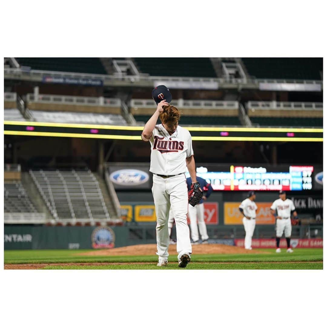 前田健太さんのインスタグラム写真 - (前田健太Instagram)「Throwing a no hitter isn’t easy!  I’m glad to set a new franchise record of 8 consecutive strikeouts and be part of Twins history!  ノーヒットノーラン 9回の先頭打者にヒットを打たれ逃しました。 仕方ないです。笑  8者連続三振 ツインズの球団記録を塗り替える事が出来ました。 このチームの歴史に自分の名前が残る事をとても嬉しく、誇りに思います！ 最後にチーム勝ったし いい1日になりました！！ ご声援してくれた方々 ありがとうございました！！ #twins #win #ノーヒットノーラン逃す #9回で打たれたの #2回目かな #ただピッチング内容は #よかった #またご声援よろしくお願いします」8月19日 14時40分 - 18_maeken