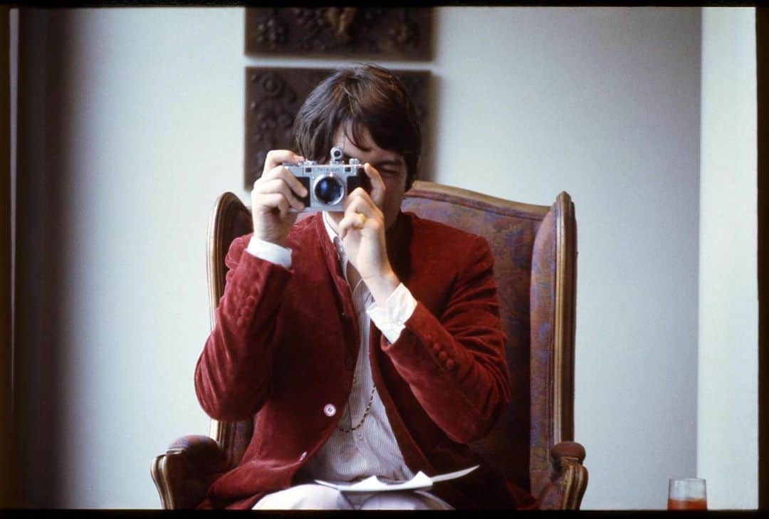 ポール・マッカートニーさんのインスタグラム写真 - (ポール・マッカートニーInstagram)「Paul in armchair. Los Angeles, 1968.   Photo by @lindamccartney 📷 #WorldPhotographyDay」8月20日 1時30分 - paulmccartney