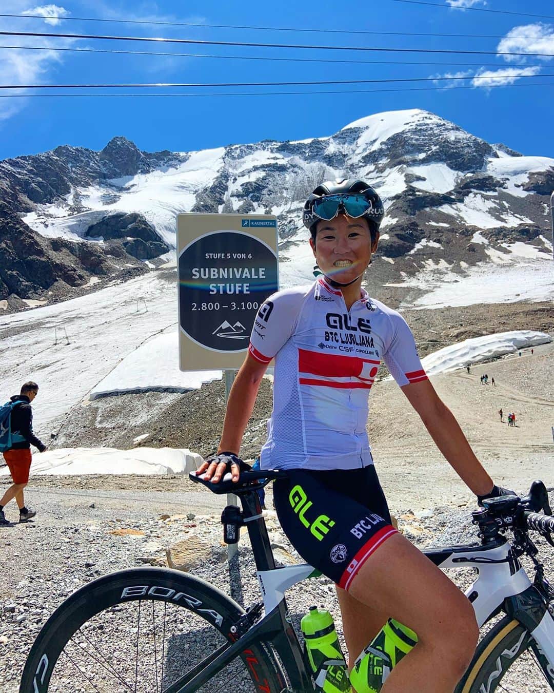 のインスタグラム：「UP to ICE ❄️ 2800m Glaciers🏔 DOWN in jacket & warmer 🥶  . . #今日のエリさん　#allthewayup #alecycling #cipollini #NK1K #prologo #windtex #withDMT #rudyproject #campagnolo #altitudetraining #glaciers」
