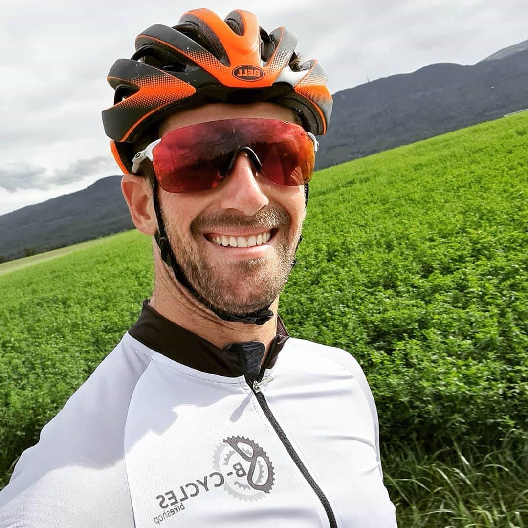 ロマン・グロージャンのインスタグラム：「Petite sortie avec les couleurs @bcycles 💯 Went for a nice evening ride wearing with local bike shop colors 👍👍👍 #r8g #cycling #home」