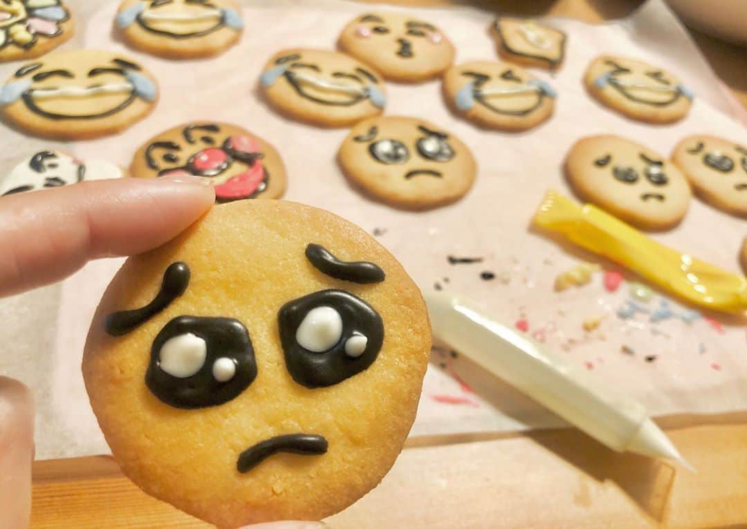 トリイクニコさんのインスタグラム写真 - (トリイクニコInstagram)「ぴえん🥺  #チョコペン全部DAISO #いもーとが作ったクッキーに絵を描いただけw #無心で描ける #忙しさからの現実逃避 #🥺」8月20日 1時36分 - toriicamera