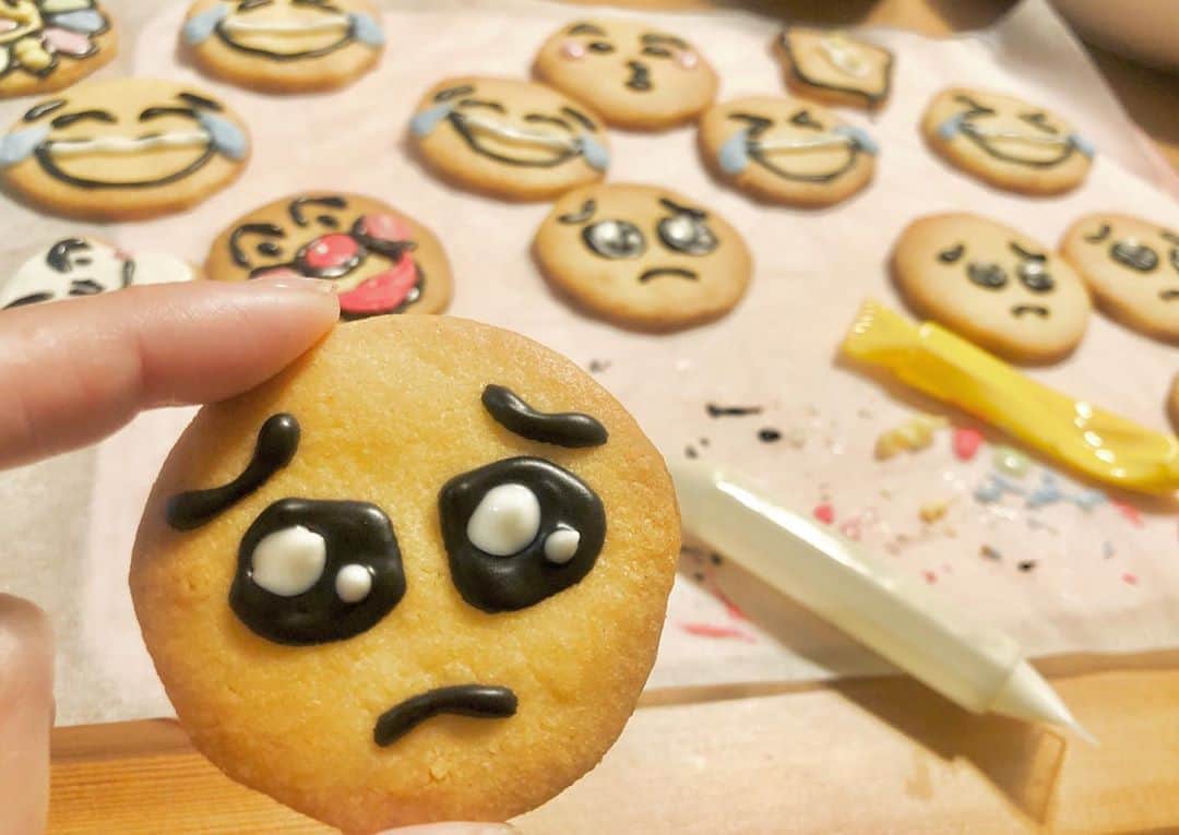 トリイクニコのインスタグラム：「ぴえん🥺  #チョコペン全部DAISO #いもーとが作ったクッキーに絵を描いただけw #無心で描ける #忙しさからの現実逃避 #🥺」