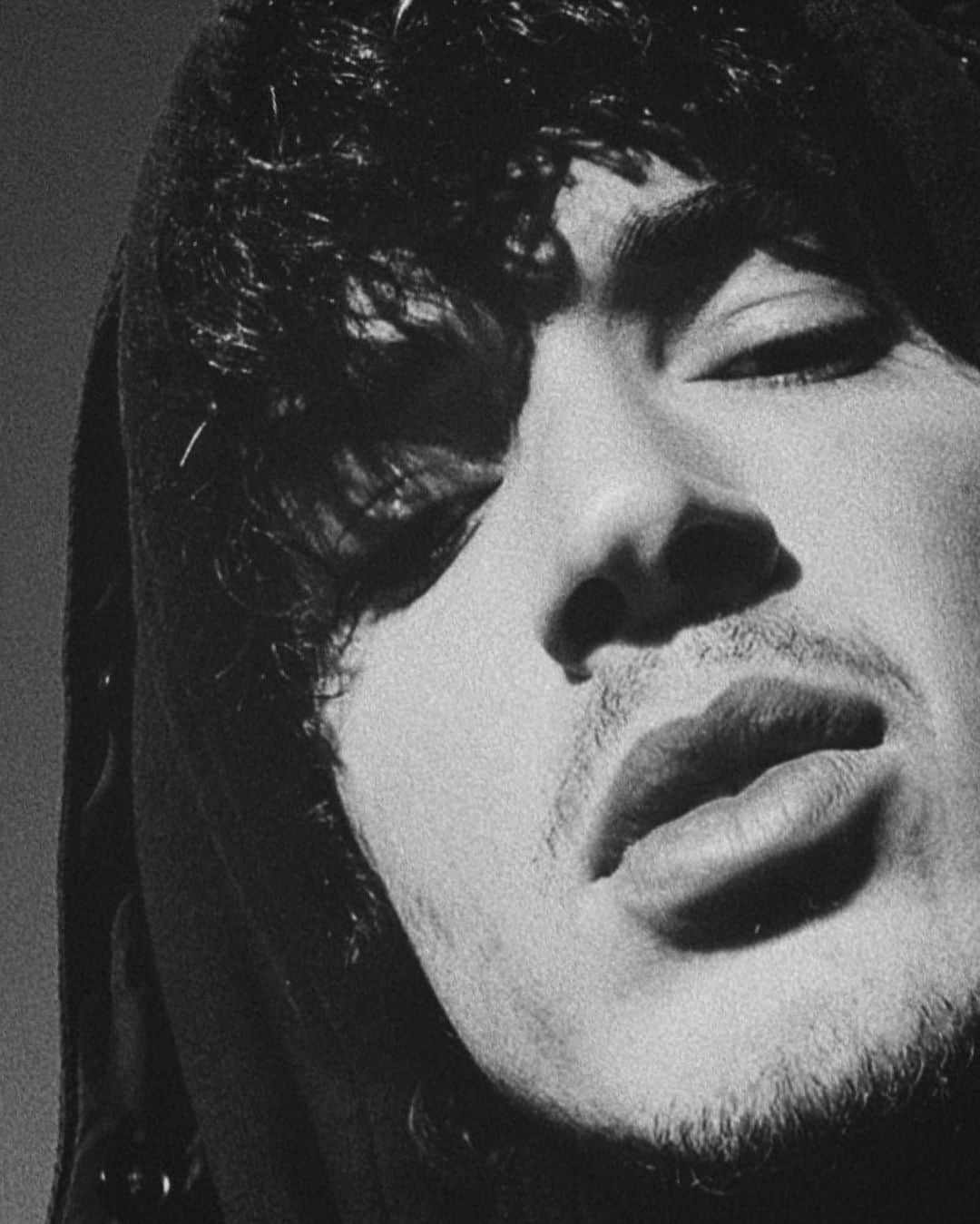 ジュリアン・ペレッタのインスタグラム：「my new album is coming at the start of 2021 :) i’ll see you there」