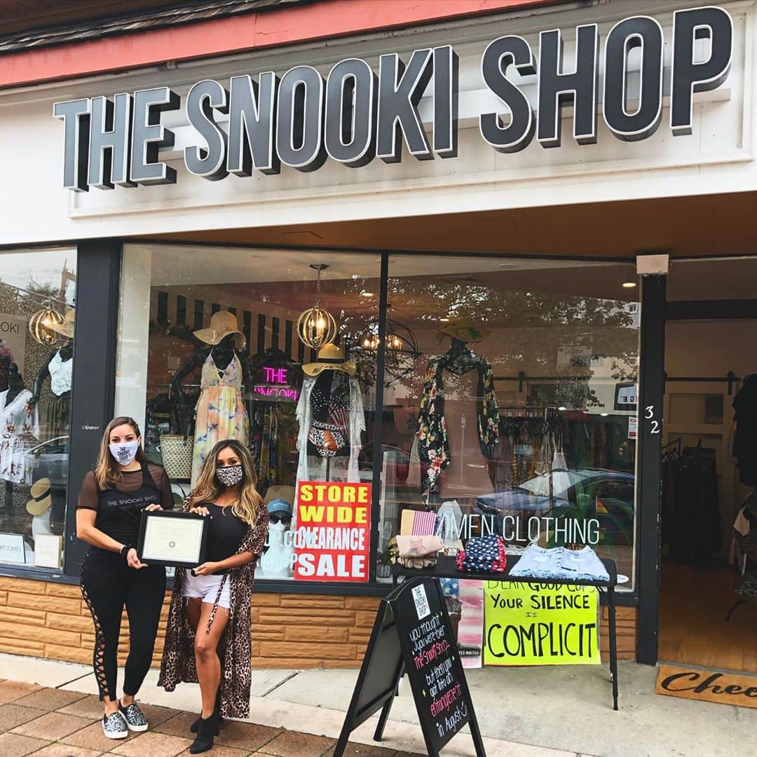 ニコール・ ポリッツィのインスタグラム：「Wohoo! Thank you so much to the town of Madison, NJ @ilovemadisonnj for our store award for Best Signage in town! @signaramaroseland killed it 💋 #thesnookishop」