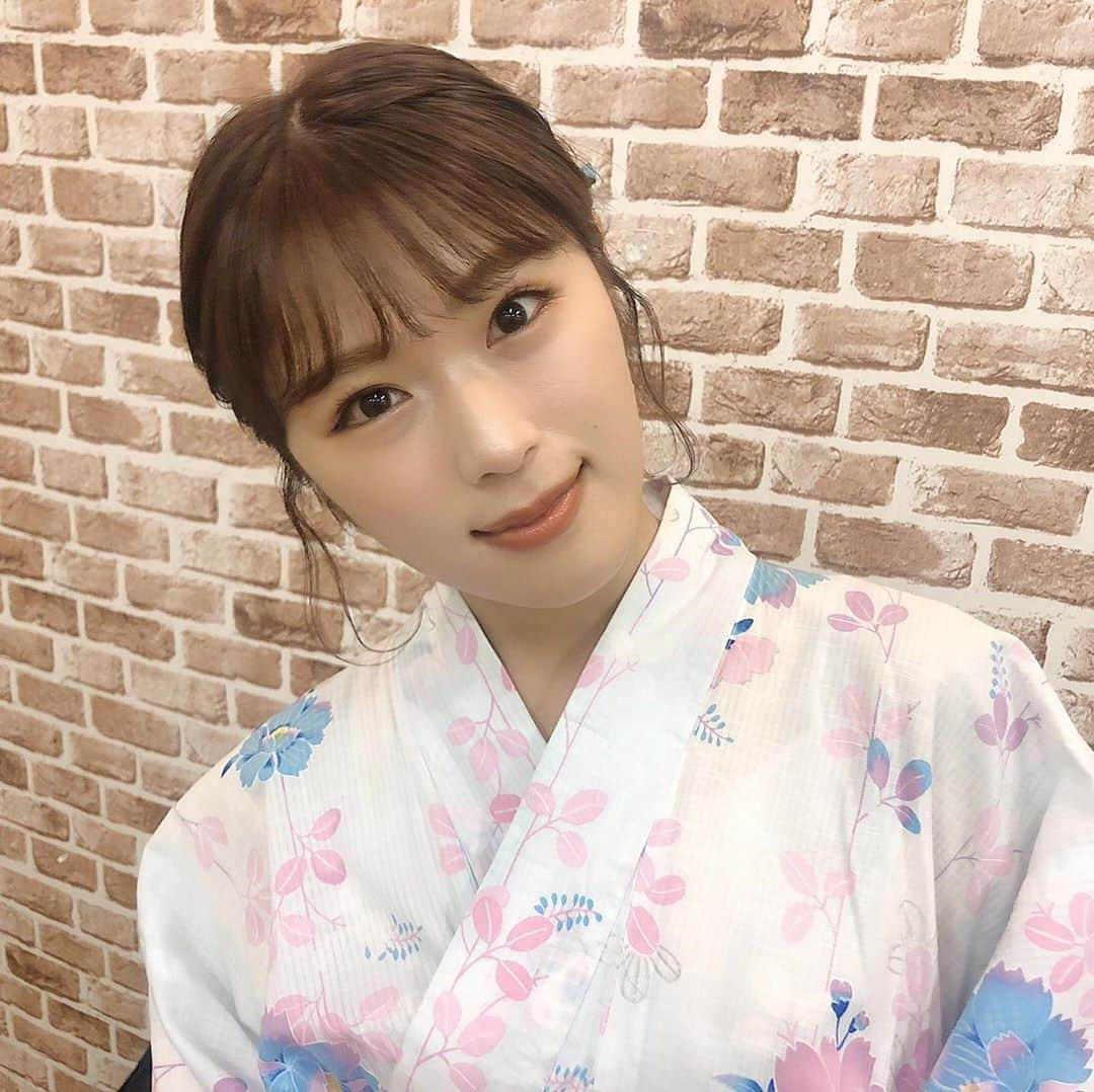 渋谷凪咲さんのインスタグラム写真 - (渋谷凪咲Instagram)「浴衣を着させてもろて☺️👘🌼 . お団子にしてもろて🍡るんるん . . お祭り行きたいなあ♪ 射的スナイパーなぎさ、見せてやりたいなあ💪🏻🔫✨ （私、射的上手いんです） . . #なぎさの部屋 #YouTube生配信ありがとうございました！ #NMB48公式YouTubeにて #動画上がってるので #お時間がある時にでもぜひご覧下さいな❣️」8月20日 0時12分 - nagisa_nikoniko