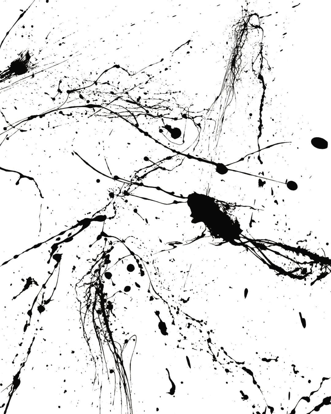 クボナオキのインスタグラム：「【2020.8.19】 #クボの待ち受けを載せてみよう # #JacksonPollock #初めて買った絵画はジャクソンポロックの作品 #元々あまり美術の世界に興味がなかったクボは #出会ってすぐに美術館デートに誘ってもらった人との出逢いをきっかけに #(その人が先日ピアノをプレゼントしたお子さんのパパ) #(ちなみにAndyWarhol展に行きました) #色んな絵画を見ていくうちに #ジャクソンポロックの作品が好きになりました #絵画が語れる程の知識はまだまだ乏しいですが #素人としてこの作風って #クボでも作れそうじゃね #という発想をもち #じゃあなぜ世界的に評価されてるのだろうか #この作品の持つメッセージってなんだろう #そしてその理由を理解できてなかったクボは #よし理解出来るまで毎日眺めてみよう #という事で購入しました #ちなみにNo.14(Gray) #今もリビングに飾ってあります #もう眺め続けて数年 #未だに全くわかりません #けどすっごい好き #好きに理由なんていらないのです #恋かよ #また明日 #クボスタグラム」