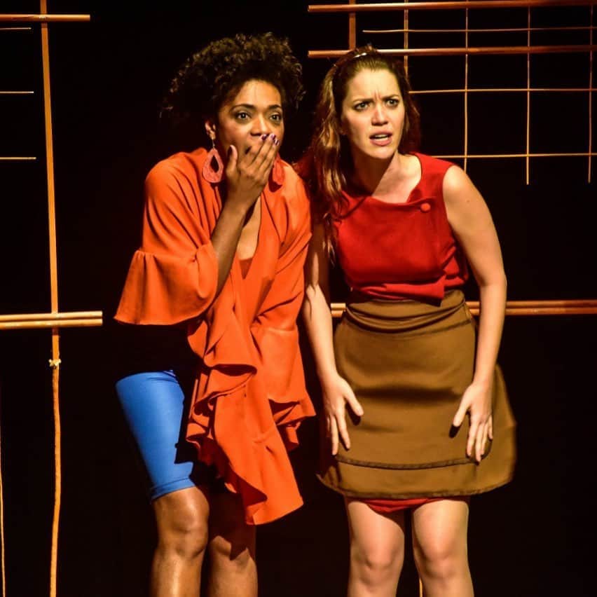 ナタリア・ディルのインスタグラム：「Hoje se comemora o dia do artista de teatro, e que falta os palcos estão fazendo, neh? Pra celebrar o dia, a recordação do espetáculo "Fulaninha e Dona Coisa", ao lado da inspiradora @vilmameloschaefer  Projeto: @edusbarata  Direção: @odanielherz  Viva o teatro 🎭  #diadoartistadeteatro  Foto: Daniel Segin」