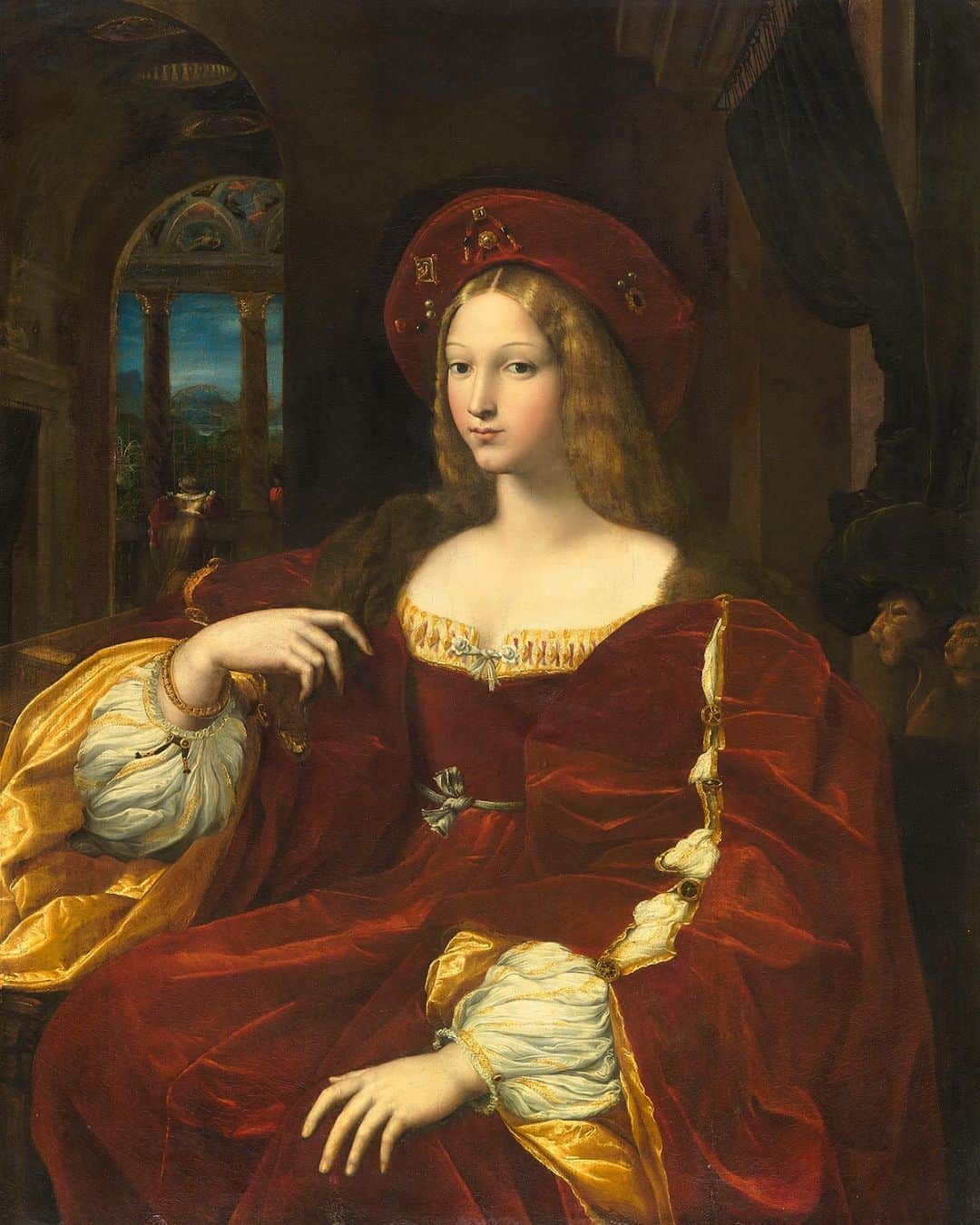 のインスタグラム：「. 🇫🇷 Cet été, nous vous emmenons au plus près de nos collections ! Ce portrait de Dona Isabel de Requesens a été peint par Raphaël et Giulio Romano en 1518. Il est actuellement présenté au musée du @louvrelens ! ⤵️ - 👀 Assise dans une pièce palatiale ouvrant sur l’extérieur par une loggia, Isabel nous observe une main posée sur son genou gauche l’autre retenant une zibeline. Cette écharpe en fourrure entoure son large décolleté, la protégeant des courants d’air. Ses cheveux blonds, simplement peignés en bandeaux, créant un halo lumineux autour du bel ovale de son visage sont couronnés d’une toque.  - 💃 L’immense et volumineuse robe en velours de soie rouge oscille selon la lumière, du cramoisi au carmin. Elle est dotée de très longues et larges manches qui donnent cette majesté au vêtement, fendu sur le haut ouvert sur la chemise et attaché par cinq boutons d’or emmaillé. - 🎀 Ce dégagement permet d’admirer l’éclat du linge brodé d’or et d’apercevoir la somptueuse doublure de soie jaune. Un nœud de passementerie ferme la chemise sur le décolleté. - - - - 🌍 Take a closer look at our collections this summer! This portrait of Doña Isabel de Requesens was painted by Raphael and Giulio Romano in 1518. You may currently view this masterpiece at the Musée du @louvrelens! ⤵️  - 👀 Seated in a room of the palace with a loggia opening onto a garden, Isabel observes us, one hand on her left knee, the other holding aside a sable pelt. This fur follows the wide neckline of her gown, protecting her from drafts. Isabel’s blond hair, styled in simple bandeaux that create a glowing halo around the delicate oval of her face, is crowned by a toque.  - 💃 The immense, full gown of red silk velvet changes colour, according to the light, from crimson to carmine. Its very long, wide sleeves, which endow the garment with majesty, are slashed over the chemise and fastened by five buttons of enamelled gold. - 🎀 This opening displays a flash of snowy linen embroidered with gold and a glimpse of the sumptuous yellow silk lining. A passementerie bow fastens the chemise at the neck. - 📷 © Musée du Louvre, dist. RMN - Grand Palais / Hervé Lewandowski . . . #Louvre  #MuséeDuLouvre」