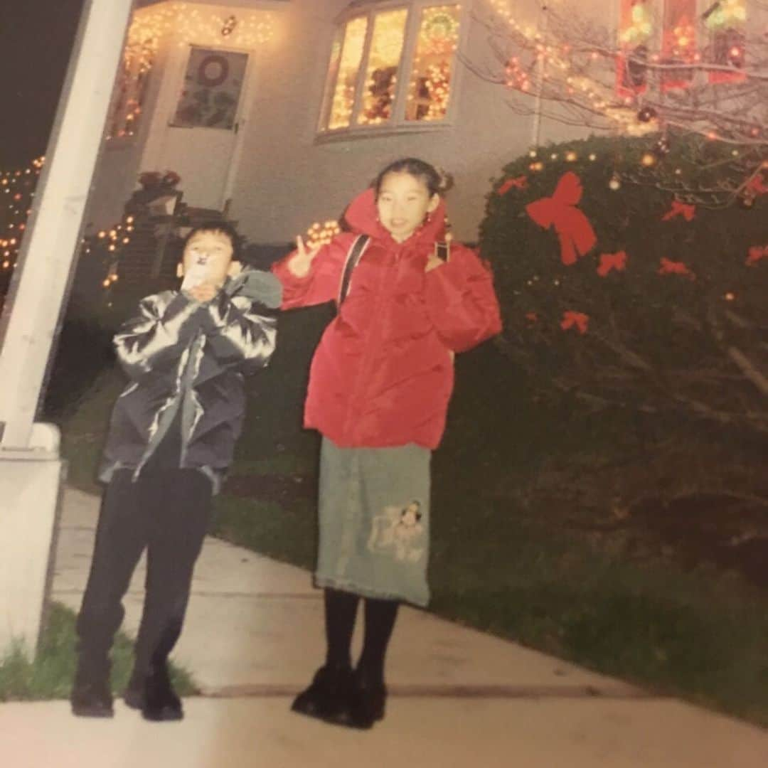 アシュリさんのインスタグラム写真 - (アシュリInstagram)「Yesterday (2020/8/18) marked exactly 20 years since my family immigrated to the States from Korea. I am forever grateful for my parents for sacrificing their own dreams & lives in Korea to give my brother and I an opportunity to someday make our own dreams come true...  I remember entering the 4th grade just a month after we immigrated, without knowing how to speak English. I got bullied, made fun of and hated school. My brother, who was in kindergarten, cried in the school lobby everyday begging to go back home. We each had our own struggles but looking back, I don’t think I can ever imagine the struggles my parents had to go through– working in a foreign country not speaking the language, not having friends or family to depend on, and working day and night to provide for us. Even though they always struggled financially, they made sure that my brother and I never missed out on anything. They let us go on camping trips, take taekwondo classes, ballet classes, and let us experience and learn as much as possible. We thought we had everything handed to us back then but in reality, they were breaking their backs to give us the best lives.  Thank you mom and dad for everything you’ve done for us. Even in those difficult times, we made the best of what we had. I can think of so many happy moments and memories that make me grateful for everything we went through. You guys motivate me to work hard so that I too, will one day be able to provide and take care of you guys the way you did for us 💗  (All the pics except the first one, were taken in NY 😌)」8月20日 0時24分 - ashleybchoi