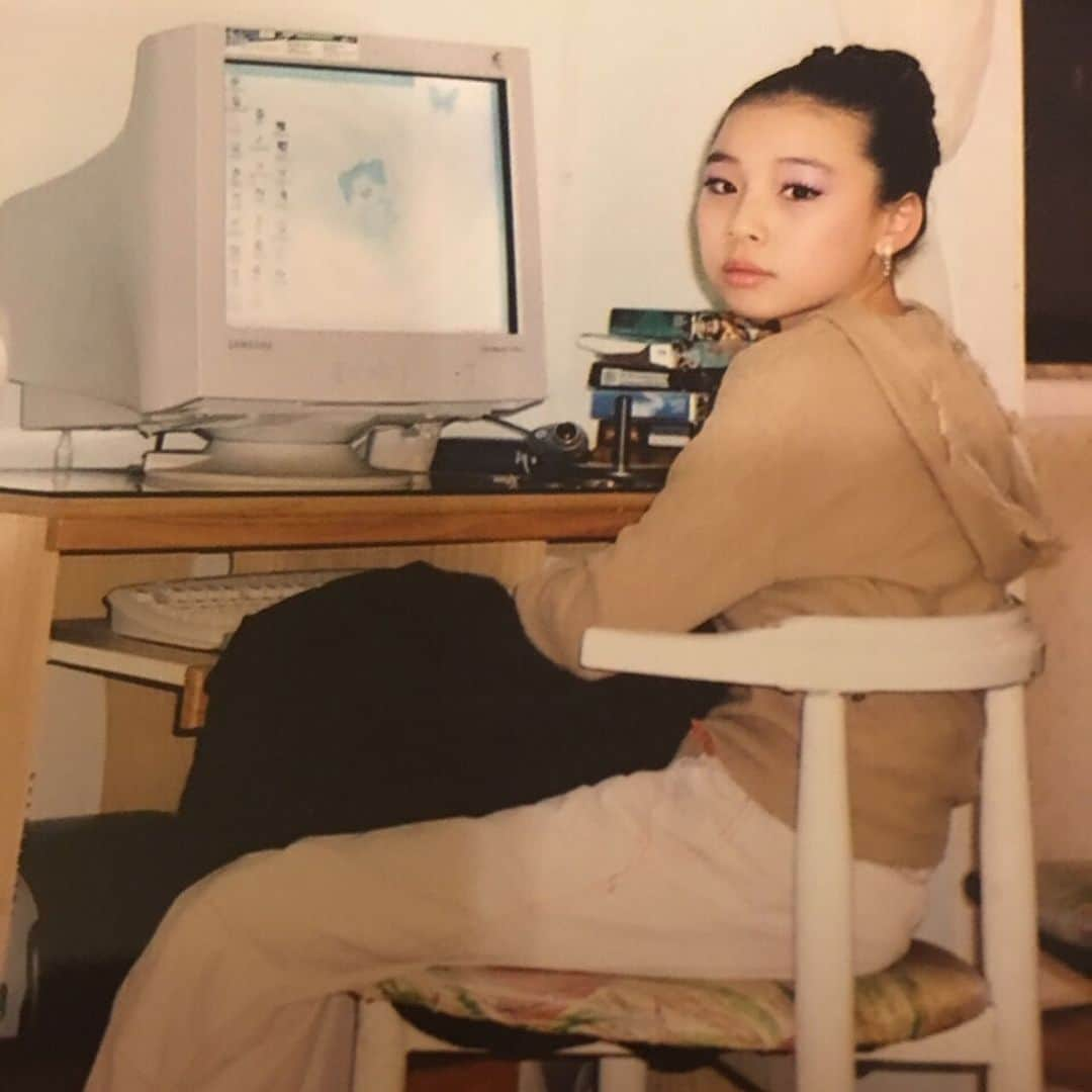 アシュリさんのインスタグラム写真 - (アシュリInstagram)「Yesterday (2020/8/18) marked exactly 20 years since my family immigrated to the States from Korea. I am forever grateful for my parents for sacrificing their own dreams & lives in Korea to give my brother and I an opportunity to someday make our own dreams come true...  I remember entering the 4th grade just a month after we immigrated, without knowing how to speak English. I got bullied, made fun of and hated school. My brother, who was in kindergarten, cried in the school lobby everyday begging to go back home. We each had our own struggles but looking back, I don’t think I can ever imagine the struggles my parents had to go through– working in a foreign country not speaking the language, not having friends or family to depend on, and working day and night to provide for us. Even though they always struggled financially, they made sure that my brother and I never missed out on anything. They let us go on camping trips, take taekwondo classes, ballet classes, and let us experience and learn as much as possible. We thought we had everything handed to us back then but in reality, they were breaking their backs to give us the best lives.  Thank you mom and dad for everything you’ve done for us. Even in those difficult times, we made the best of what we had. I can think of so many happy moments and memories that make me grateful for everything we went through. You guys motivate me to work hard so that I too, will one day be able to provide and take care of you guys the way you did for us 💗  (All the pics except the first one, were taken in NY 😌)」8月20日 0時24分 - ashleybchoi