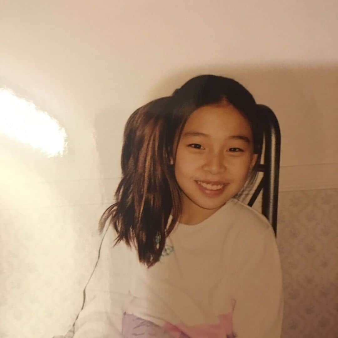 アシュリさんのインスタグラム写真 - (アシュリInstagram)「Yesterday (2020/8/18) marked exactly 20 years since my family immigrated to the States from Korea. I am forever grateful for my parents for sacrificing their own dreams & lives in Korea to give my brother and I an opportunity to someday make our own dreams come true...  I remember entering the 4th grade just a month after we immigrated, without knowing how to speak English. I got bullied, made fun of and hated school. My brother, who was in kindergarten, cried in the school lobby everyday begging to go back home. We each had our own struggles but looking back, I don’t think I can ever imagine the struggles my parents had to go through– working in a foreign country not speaking the language, not having friends or family to depend on, and working day and night to provide for us. Even though they always struggled financially, they made sure that my brother and I never missed out on anything. They let us go on camping trips, take taekwondo classes, ballet classes, and let us experience and learn as much as possible. We thought we had everything handed to us back then but in reality, they were breaking their backs to give us the best lives.  Thank you mom and dad for everything you’ve done for us. Even in those difficult times, we made the best of what we had. I can think of so many happy moments and memories that make me grateful for everything we went through. You guys motivate me to work hard so that I too, will one day be able to provide and take care of you guys the way you did for us 💗  (All the pics except the first one, were taken in NY 😌)」8月20日 0時24分 - ashleybchoi