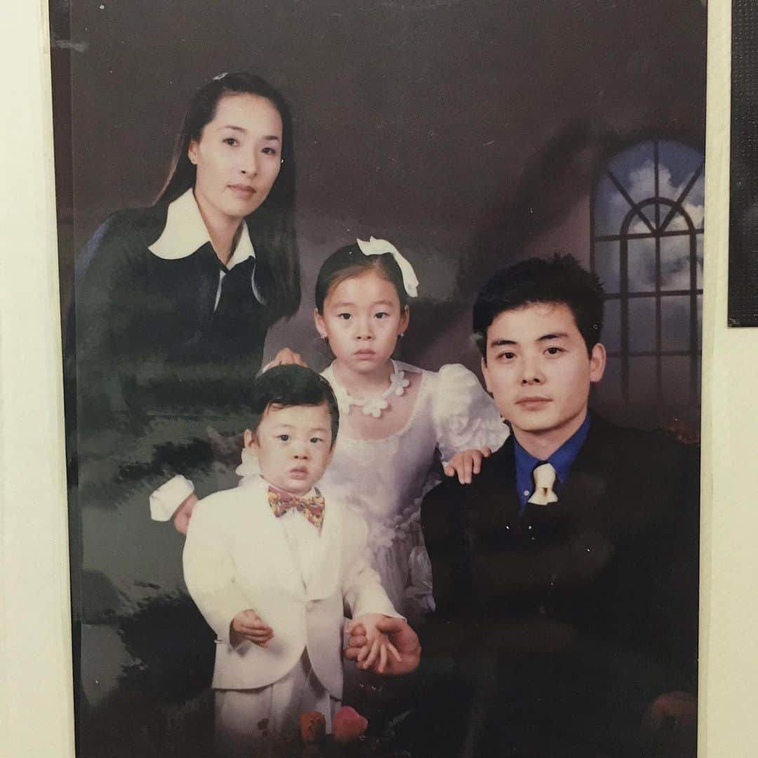 アシュリさんのインスタグラム写真 - (アシュリInstagram)「Yesterday (2020/8/18) marked exactly 20 years since my family immigrated to the States from Korea. I am forever grateful for my parents for sacrificing their own dreams & lives in Korea to give my brother and I an opportunity to someday make our own dreams come true...  I remember entering the 4th grade just a month after we immigrated, without knowing how to speak English. I got bullied, made fun of and hated school. My brother, who was in kindergarten, cried in the school lobby everyday begging to go back home. We each had our own struggles but looking back, I don’t think I can ever imagine the struggles my parents had to go through– working in a foreign country not speaking the language, not having friends or family to depend on, and working day and night to provide for us. Even though they always struggled financially, they made sure that my brother and I never missed out on anything. They let us go on camping trips, take taekwondo classes, ballet classes, and let us experience and learn as much as possible. We thought we had everything handed to us back then but in reality, they were breaking their backs to give us the best lives.  Thank you mom and dad for everything you’ve done for us. Even in those difficult times, we made the best of what we had. I can think of so many happy moments and memories that make me grateful for everything we went through. You guys motivate me to work hard so that I too, will one day be able to provide and take care of you guys the way you did for us 💗  (All the pics except the first one, were taken in NY 😌)」8月20日 0時24分 - ashleybchoi