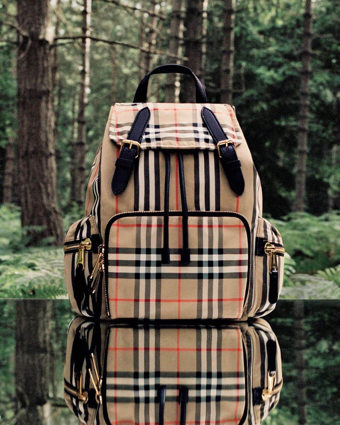 Burberryさんのインスタグラム写真 - (BurberryInstagram)「Leader of the pack . The check accessory was born in 1967 when a buyer in our Paris store removed the signature lining from a coat to wrap luggage and create an umbrella cover. Continuing this tradition, our backpack is updated in Vintage check and Icon stripe ECONYL®️  . #Burberry」8月20日 0時25分 - burberry
