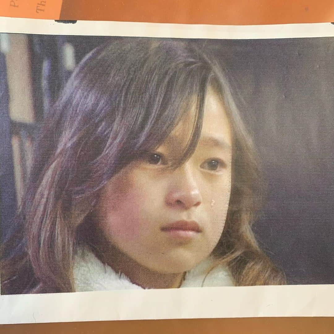 町田亜里香さんのインスタグラム写真 - (町田亜里香Instagram)「. ここで急に 小学6年生のまん丸ありかを投下🥴 これは、とある舞台の1ショット📸 小学生の頃は芸能事務所に 所属していまして… あれこれとお仕事させてもらってました𓏗𓏗 . . そんな思い出の一枚を 祖母が大切にファイリングして とっといてくれていて なんか…胸がギュッとなりました🥺𖥣𖥣 ⠜ . . ほかにも雑誌や書籍 小さな仕事まで…とってありました。 そして最近当時のドラマ？なのかな がDVD化していてそれも見ました。笑 もうね。黒歴史並に棒読みでブスだった⍤ . . 毎日駄菓子屋行っていたから この顔なwwひどいな😱😱😱 . . 今より前髪が大人っぽいwww 前髪切るのすら許可が必要で 似合わないのになかなか切れない悲劇。笑 . . #子役時代 #12歳 #小学6年生  #過去pic #懐かしい #太ってる #笑」8月20日 0時38分 - ari_gram_111