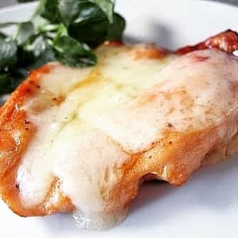 T.G.HEARTH TGハースのインスタグラム：「こんばんはTGハースです‼️﻿ こんな時間に飯テロ😋﻿ ランチの若鶏のラクレット焼きです。。。﻿ これにデミマスタードソースかけちゃいます🤤﻿ お腹すいて眠れなくなっちゃう✨✨﻿ ﻿ 当店名物ロティサリーチキン1羽まるごと¥1980🐓﻿ すぐ電話↓↓↓期間限定なのでお早めに〜💕💕💕﻿ ☎️03-6416-9445←ﾖｳﾁｪｹﾗ🤘﻿ ⭐️旨辛フェアも絶賛開催中なのでテイクアウトチキンの味変更やハーフ&ハーフも対応してます🤓﻿ ﻿ ﻿ ◆モバイルオーダーも出来るようになりました✨﻿ プロフィールからHPをアクセスしてください♪﻿ モバイルオーダー﻿ https://tgh.for.dinii.jp/﻿ ﻿ ◆Uber eats・menu・出前館によるデリバリー﻿ 11:30〜21:00﻿ ﻿ ◆LINE@登録お願いします♪﻿ https://lin.ee/g0H4jc6﻿ ﻿ ﻿ 皆さまの笑顔に会えますように！💕💕💕﻿ ﻿ #TGハース#代官山ディナー#代官山ランチ#恵比寿グルメ#恵比寿ビストロ#恵比寿ディナー#代官山グルメ #ハース #代官山テイクアウト#恵比寿ランチ#ラクレット#チーズ#ロティサリーチキン#恵比寿ご飯#menu#恵比寿ワイン#テイクアウト#渋谷ディナー#恵比寿チーズ#tghearth#渋谷グルメ#渋谷ランチ#恵比寿チーズ#恵比寿カフェ#チーズケーキ#渋谷テイクアウト#恵比寿新聞#恵比寿ビール#チーズフォンデュ#恵比寿テイクアウト」