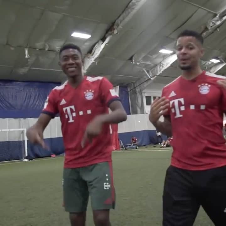 F2Freestylersのインスタグラム：「When @da_27 calls a no look crossbar he delivers! 🎯💥👀」