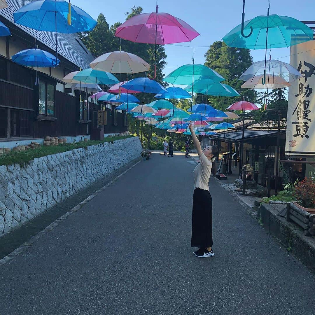 若林優美果さんのインスタグラム写真 - (若林優美果Instagram)「小学生以来のゆのくにの森に行ってきました！沈金体験(輪島塗体験)をしました！楽しかったです😆  よく見かける傘との写真☂️  #石川県 #小松市 #沈金体験 #輪島塗体験 #ゆのくにの森  #粟津温泉 #体験 #ゆのくに天祥  #石川旅行 #傘 #インスタ映えスポット #伝統工芸 #小松空港 #山代温泉 #食 #楽しかった」8月20日 0時54分 - yumika.kabayan