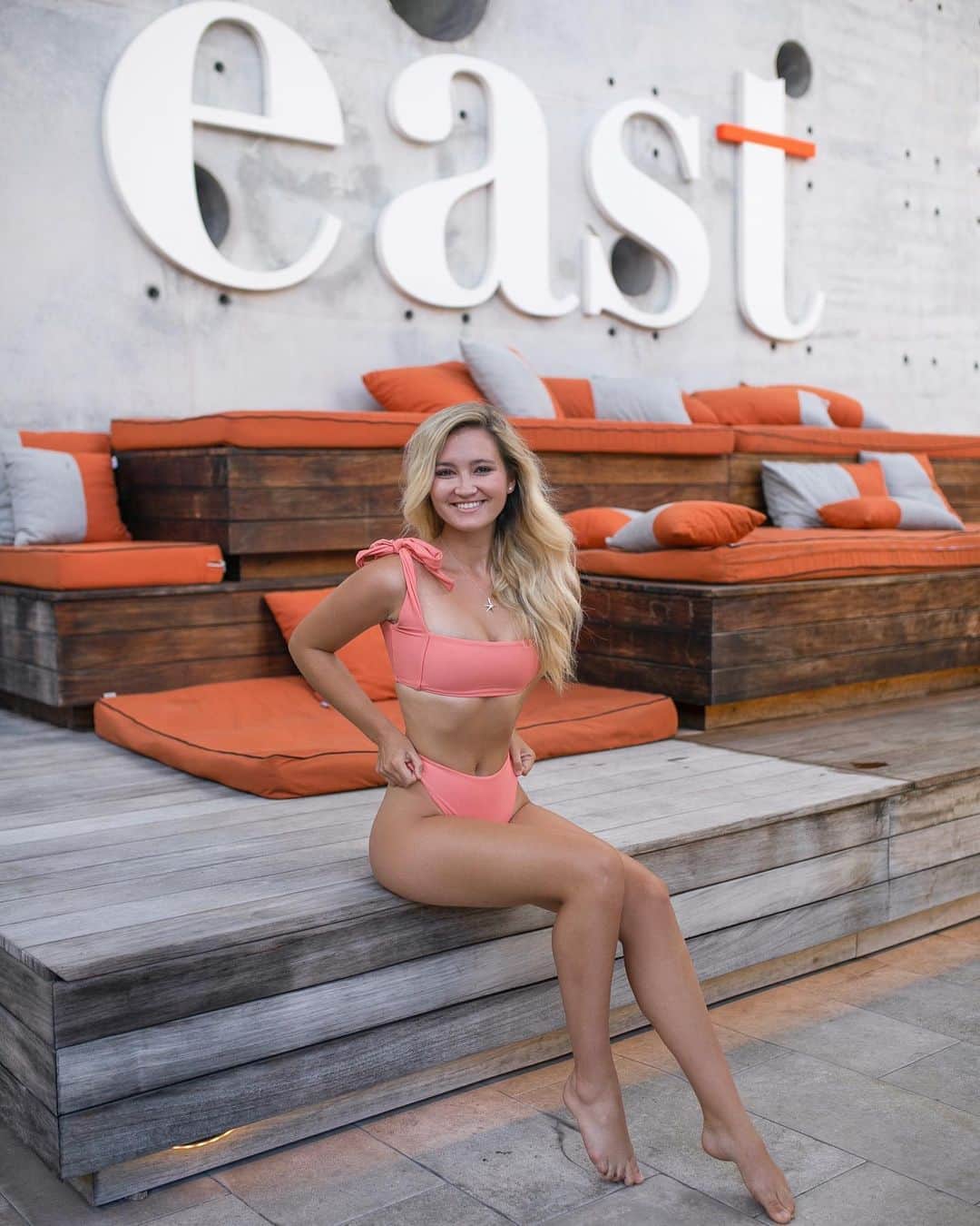 サシャ・カリスのインスタグラム：「The cutest pool lounge area! @eastmia  What do you guys think? 🤩🧡」