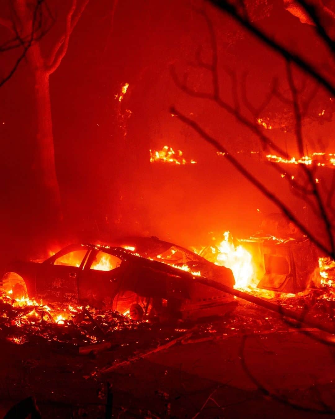 Primer Impactoさんのインスタグラム写真 - (Primer ImpactoInstagram)「🔥 El incendio #Hennessey se ha fusionado con al menos otros siete en el norte de #California. Hay más de 30 grandes conflagraciones activas.  Estas fotografías dan cuenta de las grandes llamas en el valle de #Vacaville, que ha acabado con casas, vehículos y miles de acres de vegetación.  A las 5pm/4c espera un informa completo de @salduran sobre la situación en ese estado.  📸 : Josh Edelson / AFP vía Getty Images.」8月20日 0時49分 - primerimpacto