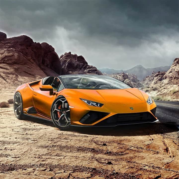 ランボルギーニのインスタグラム：「Beauty is a soul that changes color, like our Huracán EVO RWD Spyder.  #Lamborghini #HuracanEVORWDSpyder #RewindToRWD」