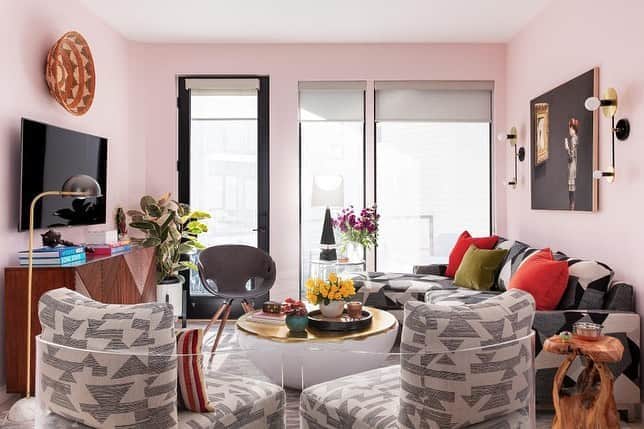 HGTVさんのインスタグラム写真 - (HGTVInstagram)「A pink nursery? Sweet as can be. 🎀 A pink bedroom? Classically romantic choice. 💞 A pink living room? Now that’s a power move! 💪 Head to the link in our profile to see how 20 design pros have given pink a prominent place in these living room designs. 🔝 🦩⁠⠀ ⁠⠀ #design #decor #interiordesign #pink #livingrooms⁠⠀」8月20日 1時02分 - hgtv
