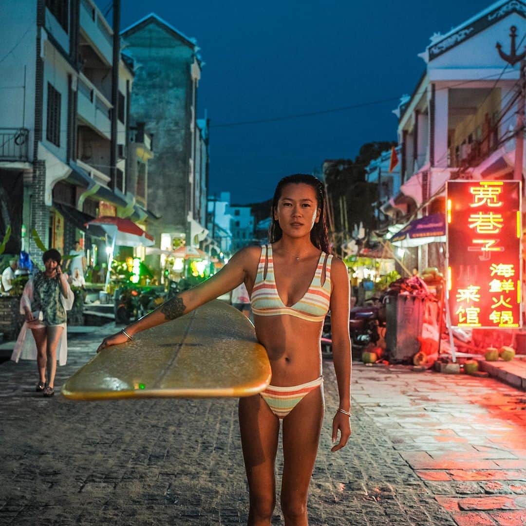 BILLABONG WOMENSさんのインスタグラム写真 - (BILLABONG WOMENSInstagram)「Meet @monicaqie, China’s premier female long boarder, who learned how to surf later in life only to represent China in the ISA World Championships. When she’s not surfing with her dog Honey, she’s running annual surf camps for other local girls.   “Surfing is not just surfing, it’s a lifestyle. It is purely your heart, purely your mind. It makes you become a better person. I learned, don’t be afraid to change. We are stronger than we think.” #KnowTheFeeling」8月20日 1時02分 - billabongwomens