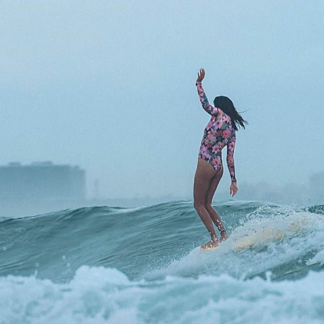BILLABONG WOMENSさんのインスタグラム写真 - (BILLABONG WOMENSInstagram)「Meet @monicaqie, China’s premier female long boarder, who learned how to surf later in life only to represent China in the ISA World Championships. When she’s not surfing with her dog Honey, she’s running annual surf camps for other local girls.   “Surfing is not just surfing, it’s a lifestyle. It is purely your heart, purely your mind. It makes you become a better person. I learned, don’t be afraid to change. We are stronger than we think.” #KnowTheFeeling」8月20日 1時02分 - billabongwomens